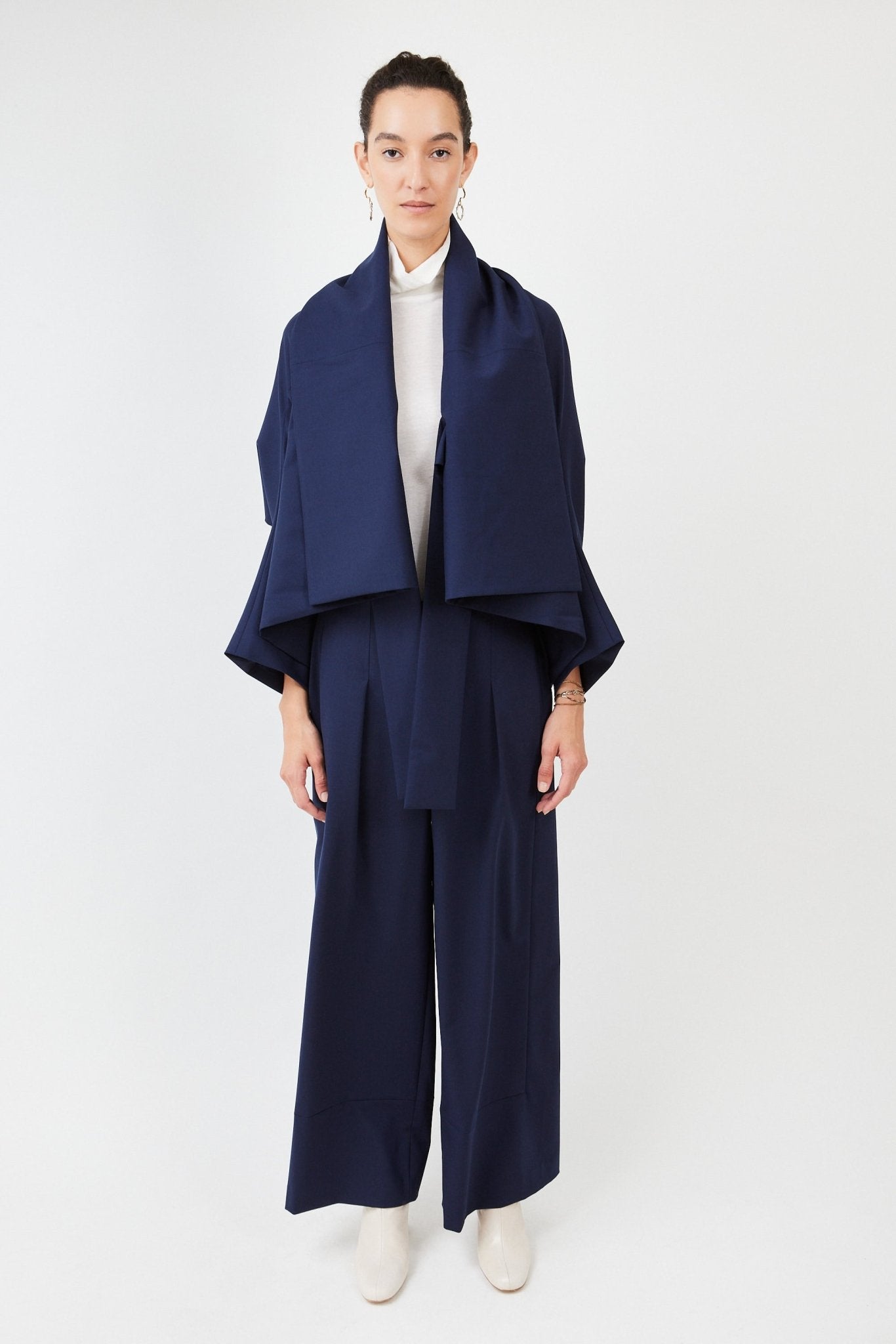 Reversible hybrid suit jacket for women in black with oversized fit and kimono-inspired sleeves, crafted from premium wool blend- Navy - Maison Marron et amis