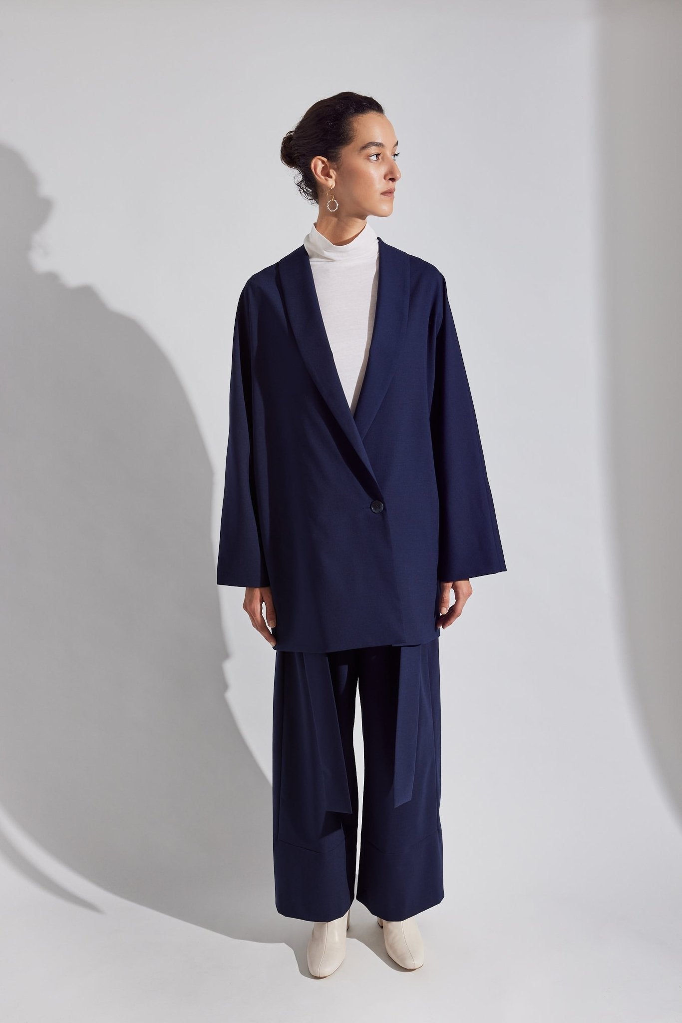 Reversible hybrid suit jacket for women in black with oversized fit and kimono-inspired sleeves, crafted from premium wool blend- Navy - Maison Marron et amis