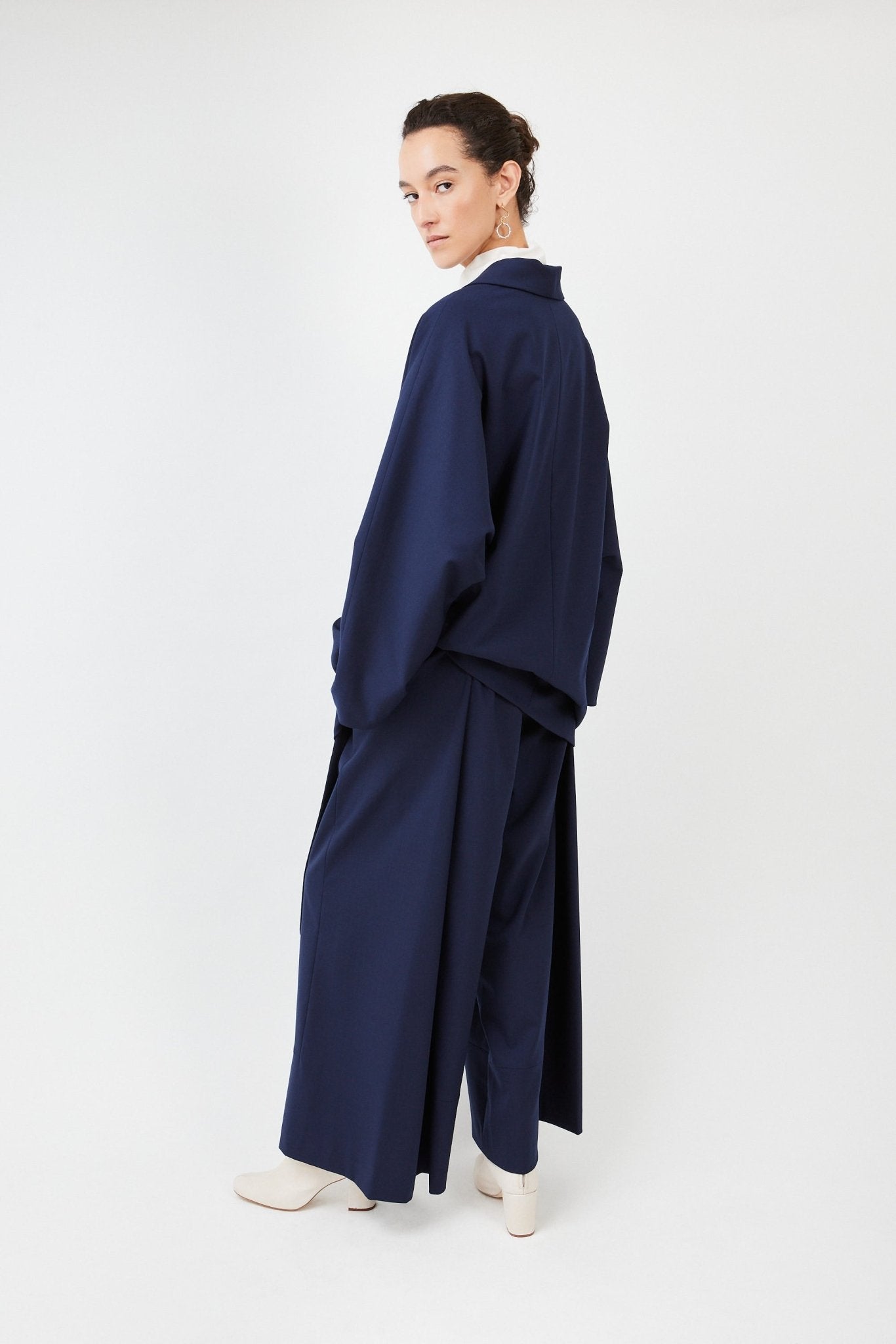 Reversible hybrid suit jacket for women in black with oversized fit and kimono-inspired sleeves, crafted from premium wool blend- Navy - Maison Marron et amis