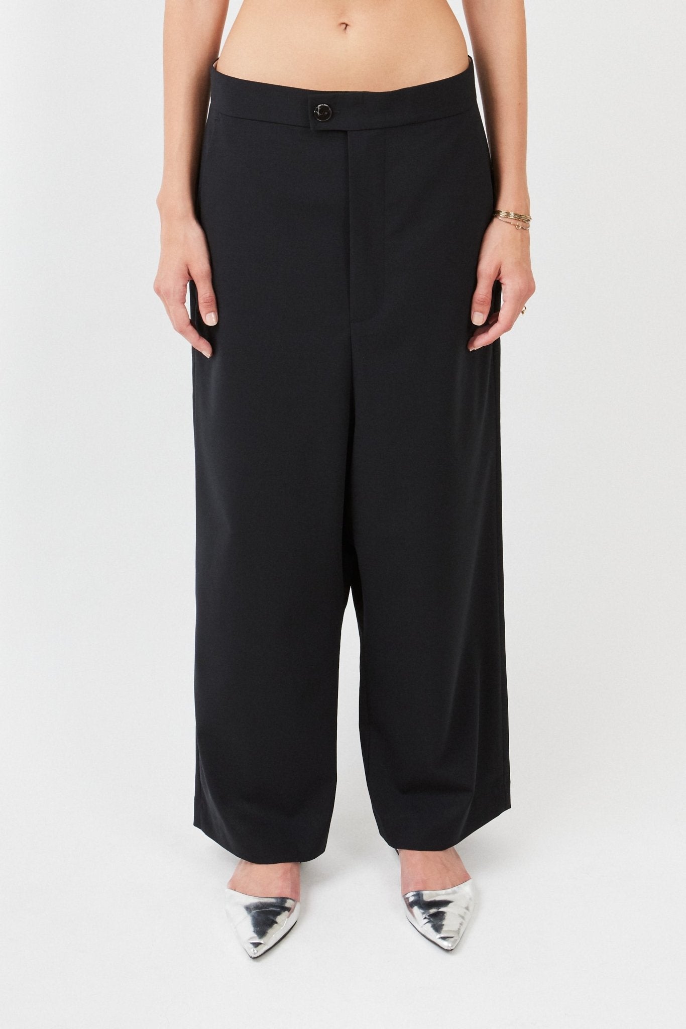 Low Crotch Trousers – tailored fit with relaxed silhouette| Black - Maison Marron et amis