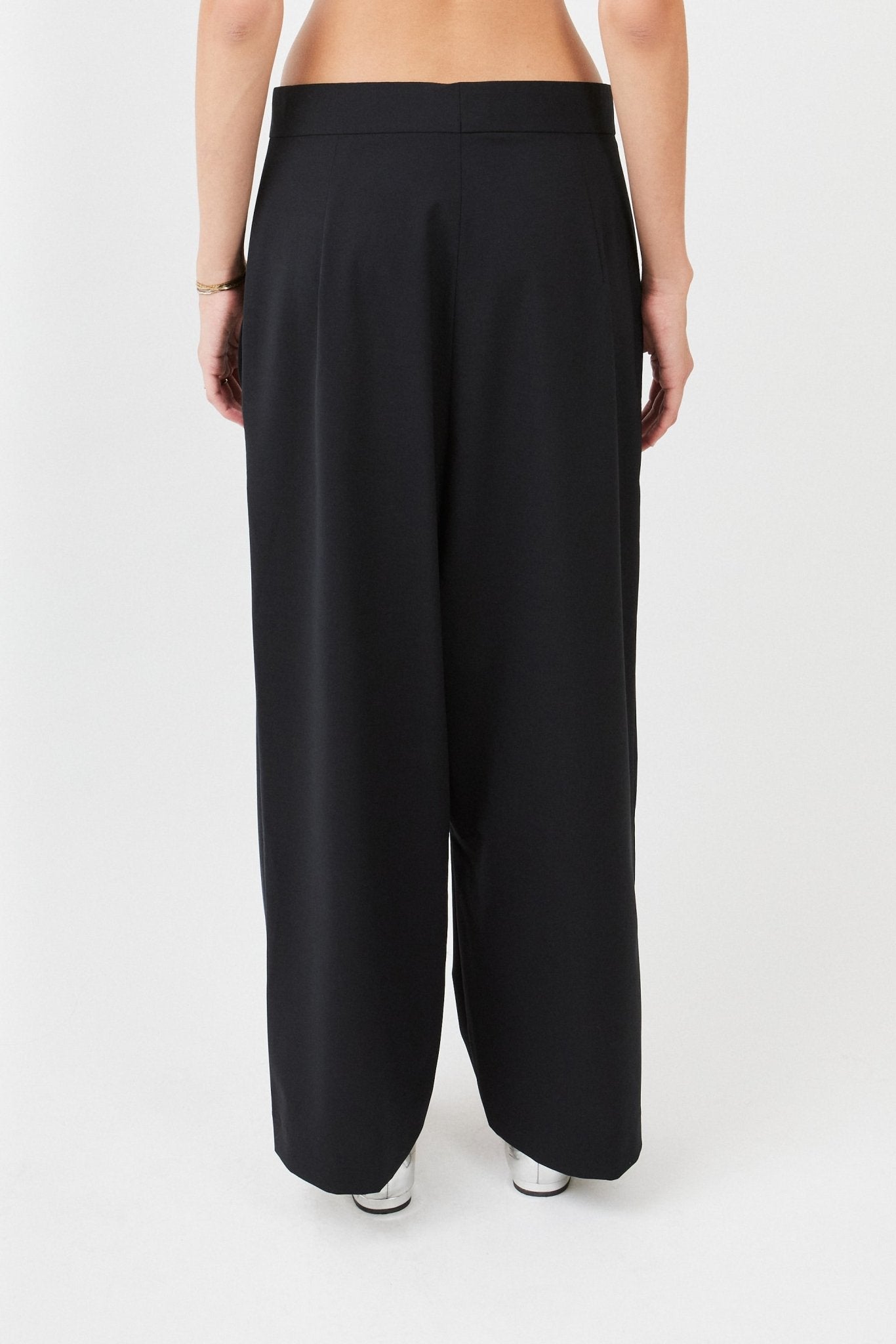 Low Crotch Trousers – tailored fit with relaxed silhouette| Black - Maison Marron et amis