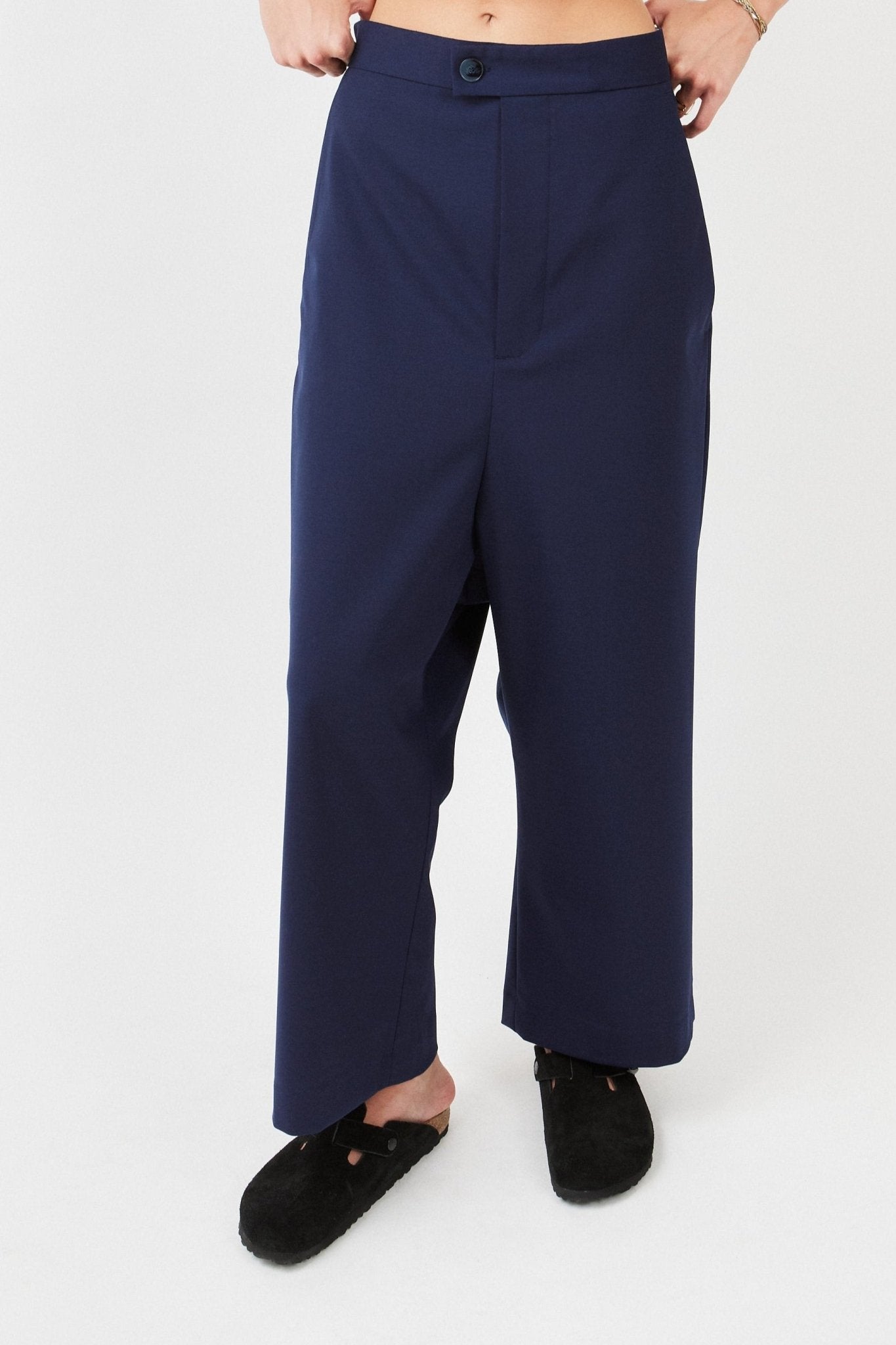 Low Crotch Trousers – tailored fit with relaxed silhouette| Navy - Maison Marron et amis