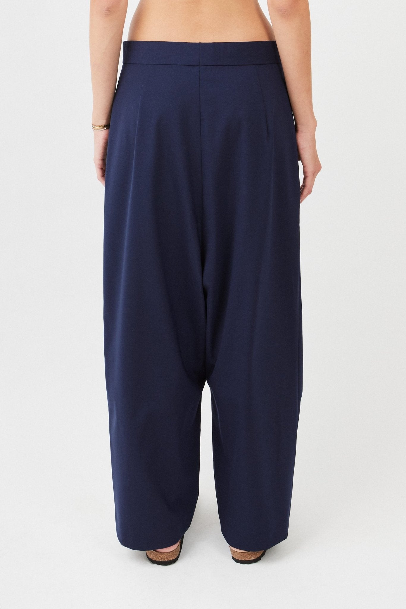 Low Crotch Trousers – tailored fit with relaxed silhouette| Navy - Maison Marron et amis
