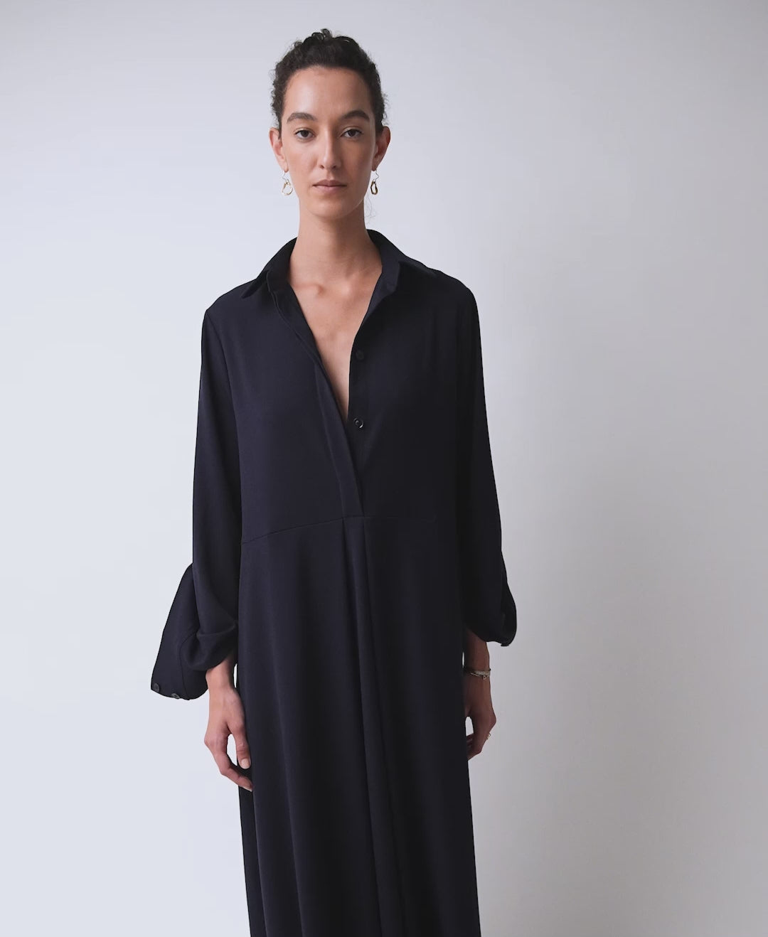 Woman dancing in a blue midi shirt dress with sleeve detailing by Maison Marron et amis / Frau tanzt in einem blauen Midi-Hemdkleid mit Armdetail von Maison Marron et amis