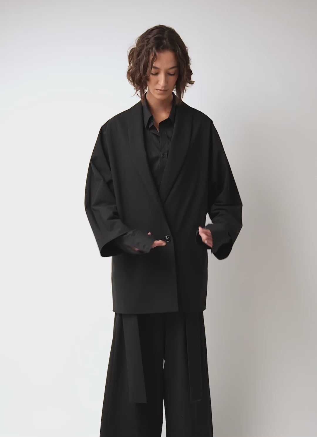 Woman wearing a suit by Maison Marron et amis, styled as a kimono or cropped blazer / Frau trägt einen Anzug von Maison Marron et amis, gestylt als Kimono oder kurze Anzugsjacke
