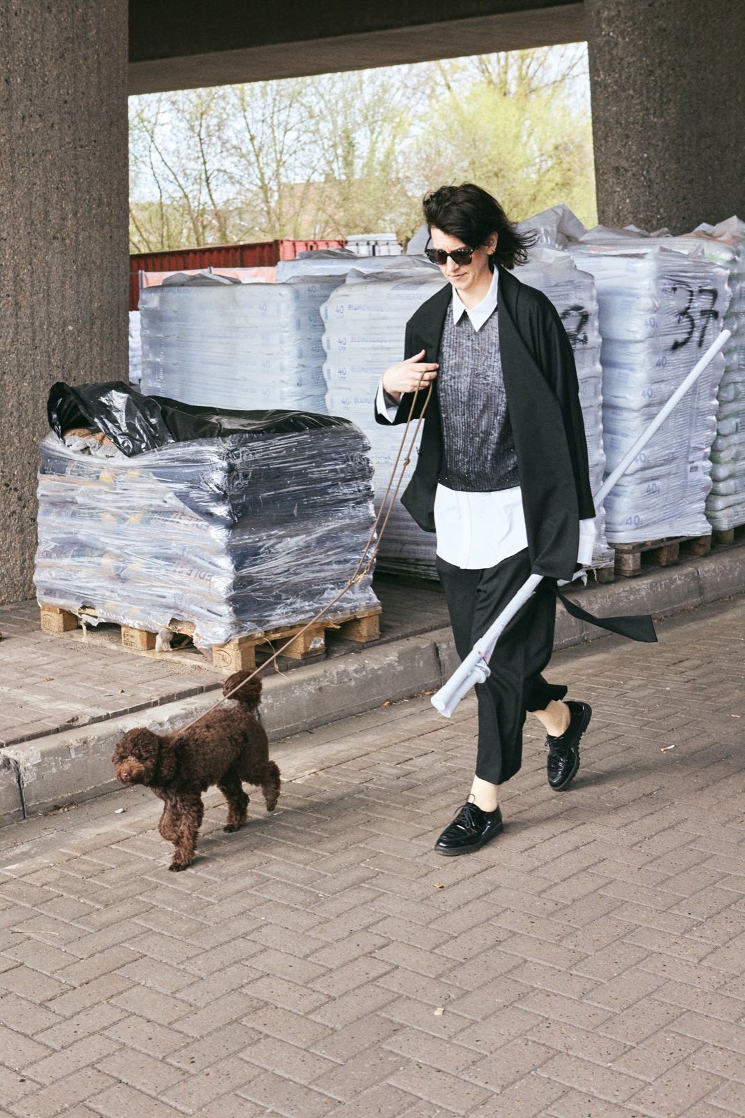Black hybrid suit jacket worn open on the street while walking a dog - Maison Marron et amis