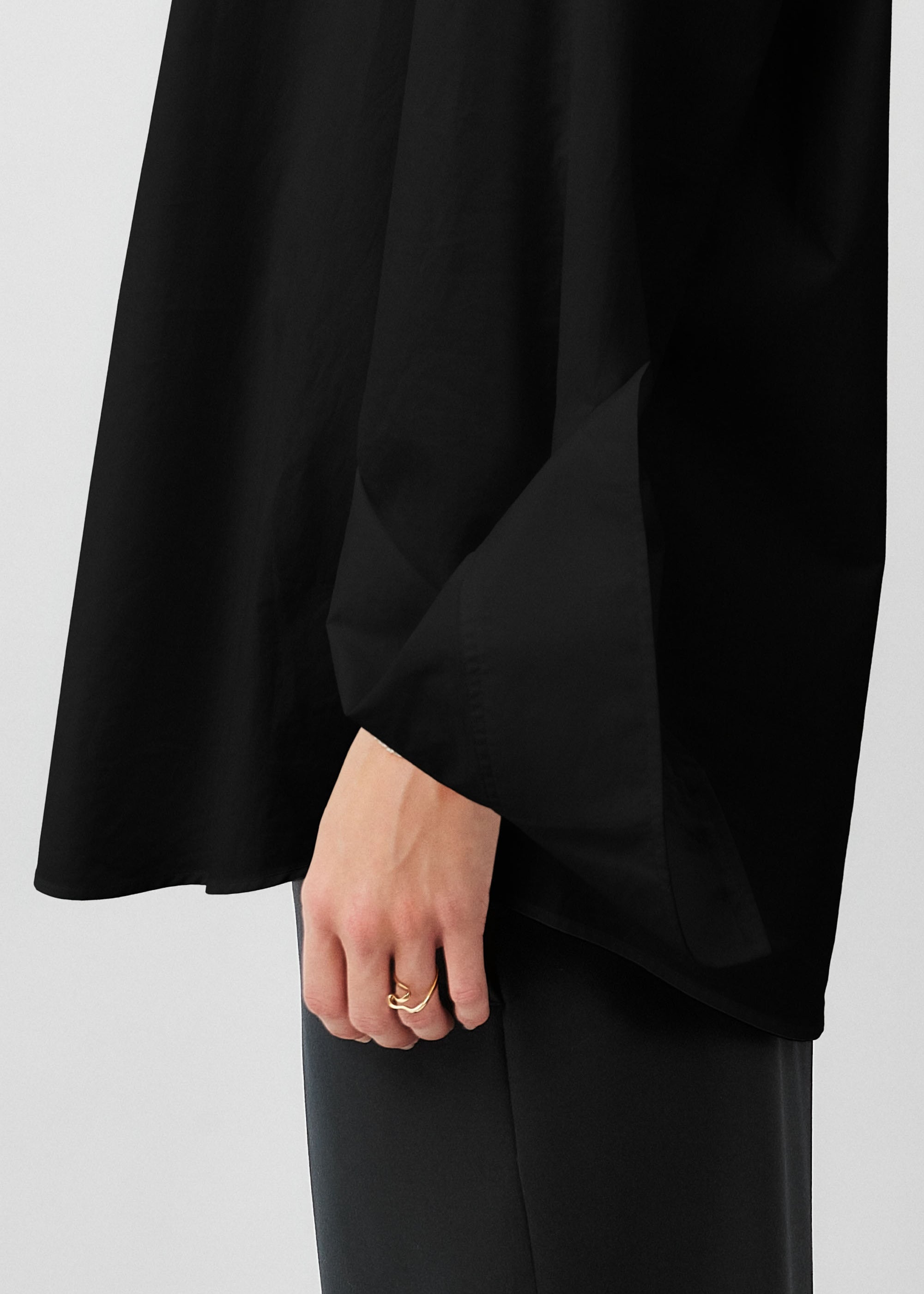 Triangle Shirt Cotton Poplin Black — triangle sleeve detail — Maison Marron et amis