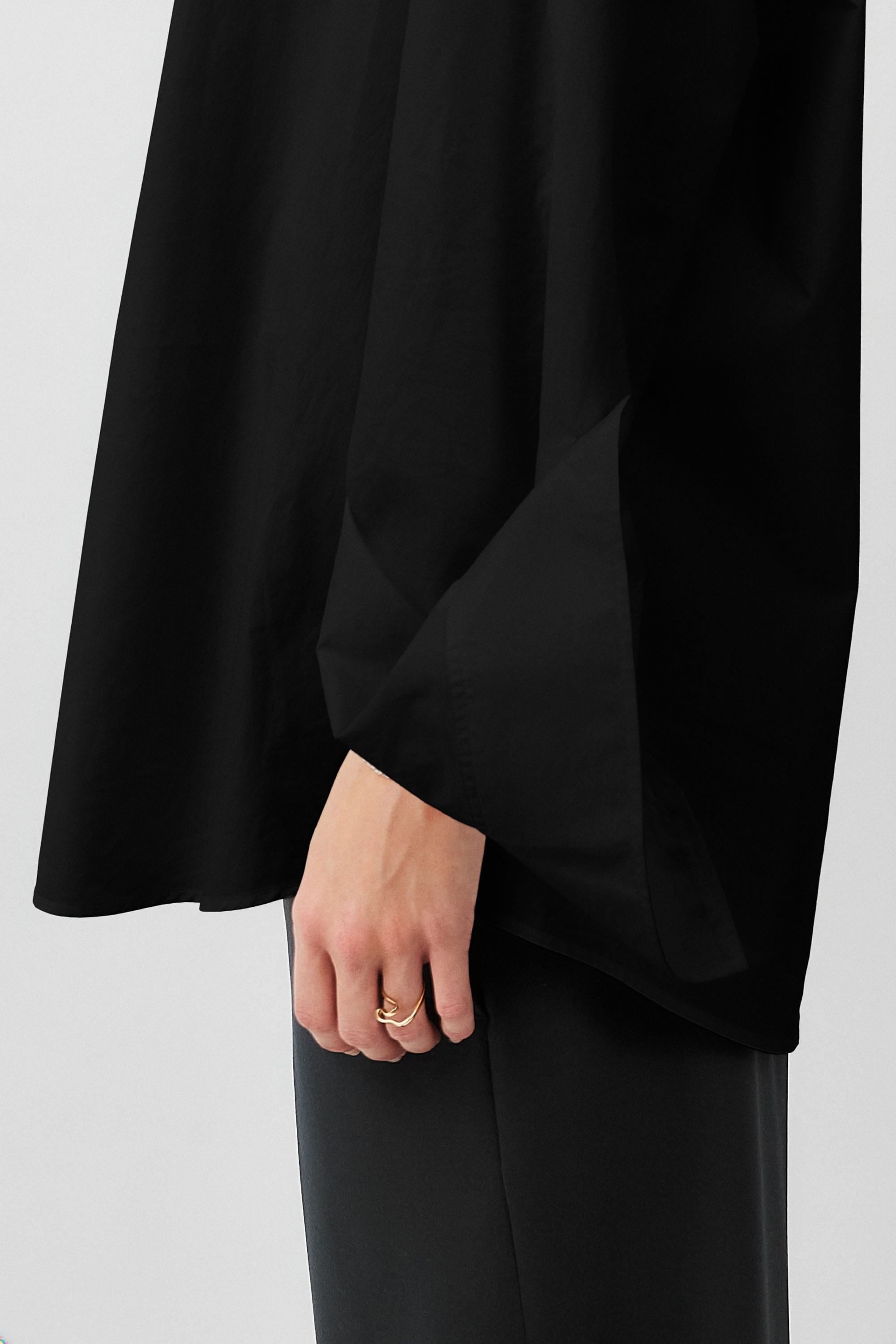 Triangle Shirt Cotton Poplin Black — triangle sleeve detail — Maison Marron et amis