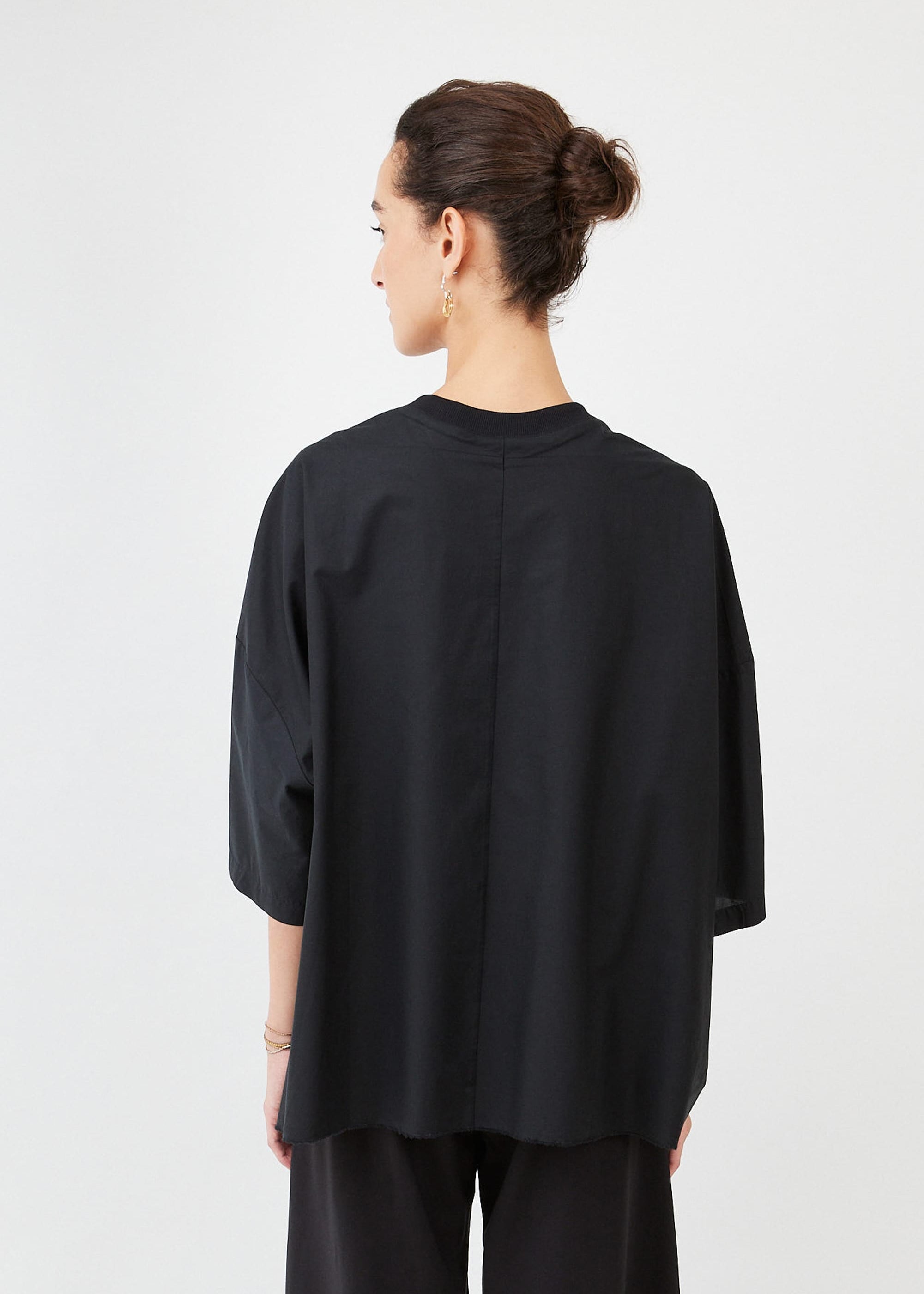 Poplin T-Shirt Recut Classic Black — detail view, structured collar — Maison Marron et amis