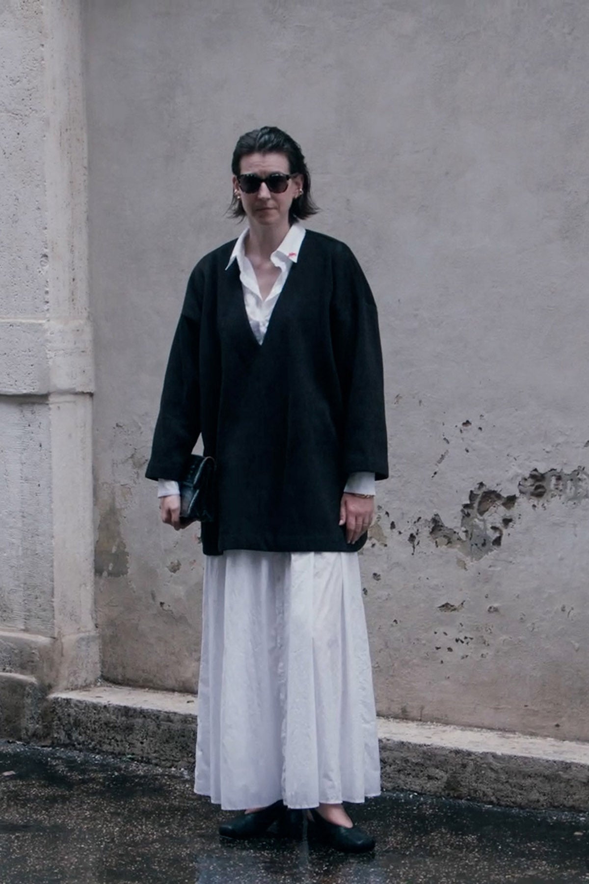 Cocoon Sweatshirt in black worn over the white Full-Length Shirt Dress - Maison Marron et amis