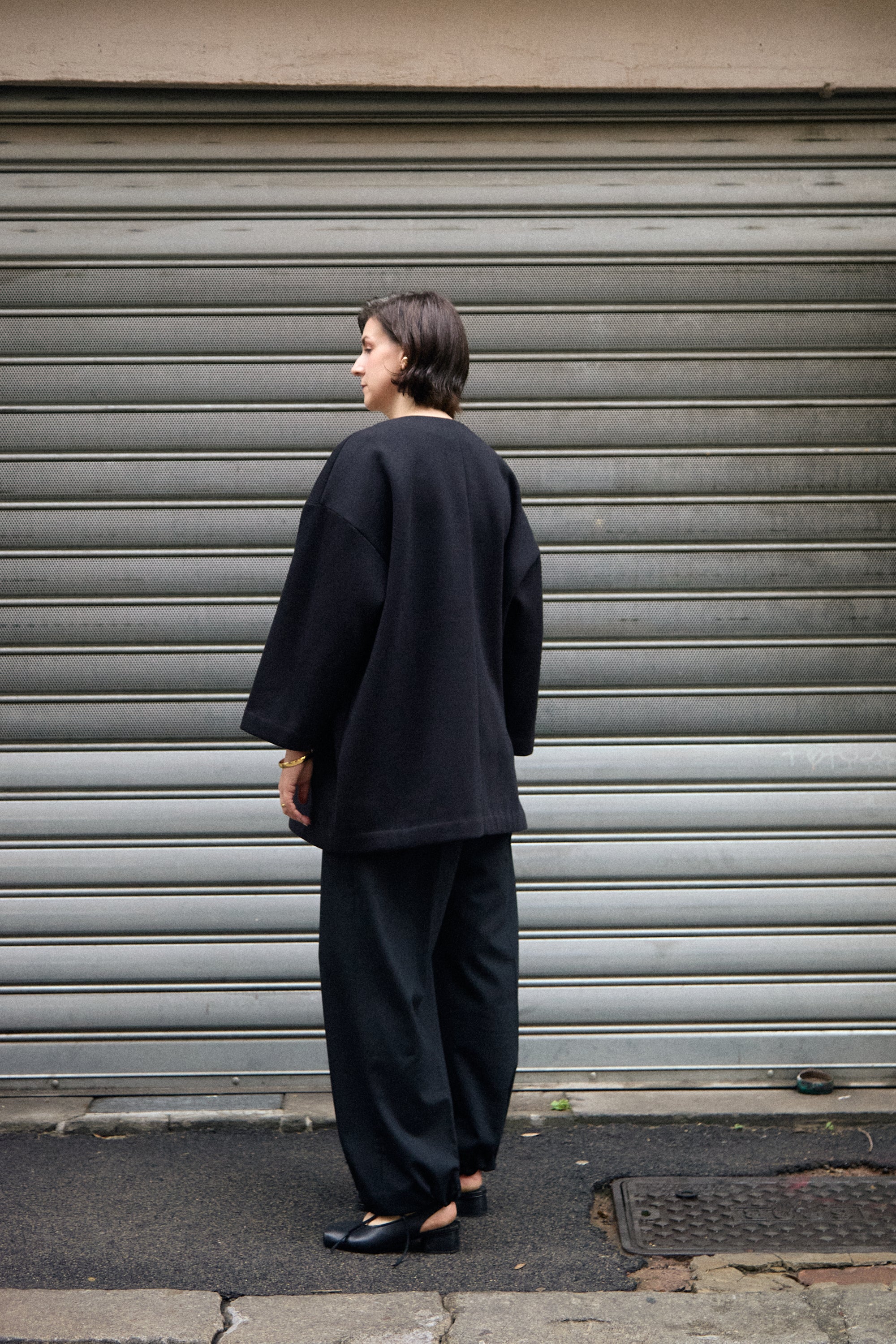 Cocoon Sweatshirt in black, side view with wide sleeves - Maison Marron et amis