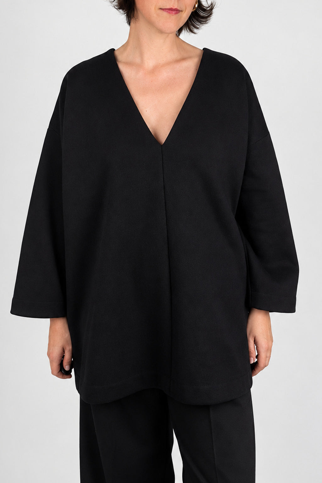 Cocoon Sweatshirt in black, front view with the deep V-neck - Maison Marron et amis