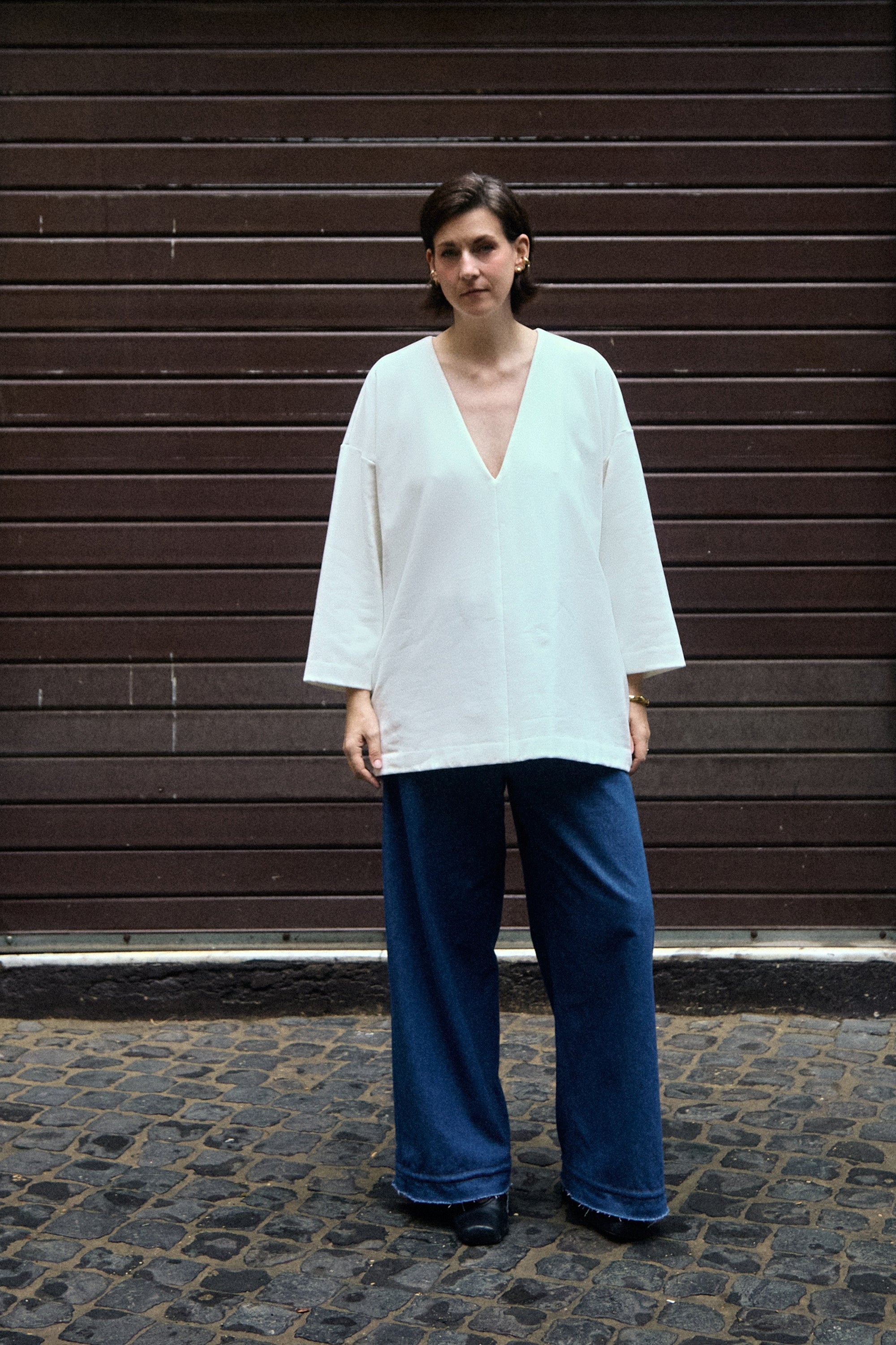 Cocoon Sweatshirt in off-white worn with the Denim n°1 Jeans - Maison Marron et amis