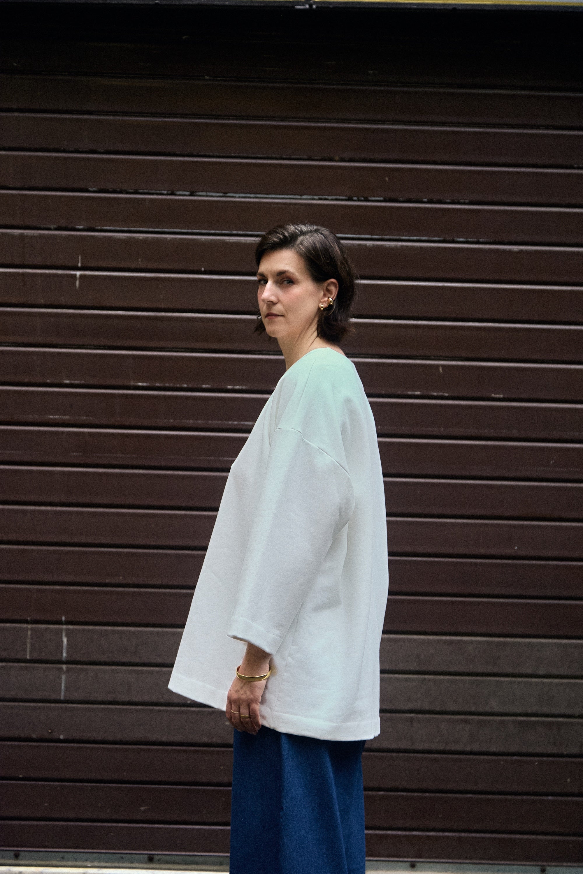 Cocoon Sweatshirt in off-white, side view with wide sleeves - Maison Marron et amis