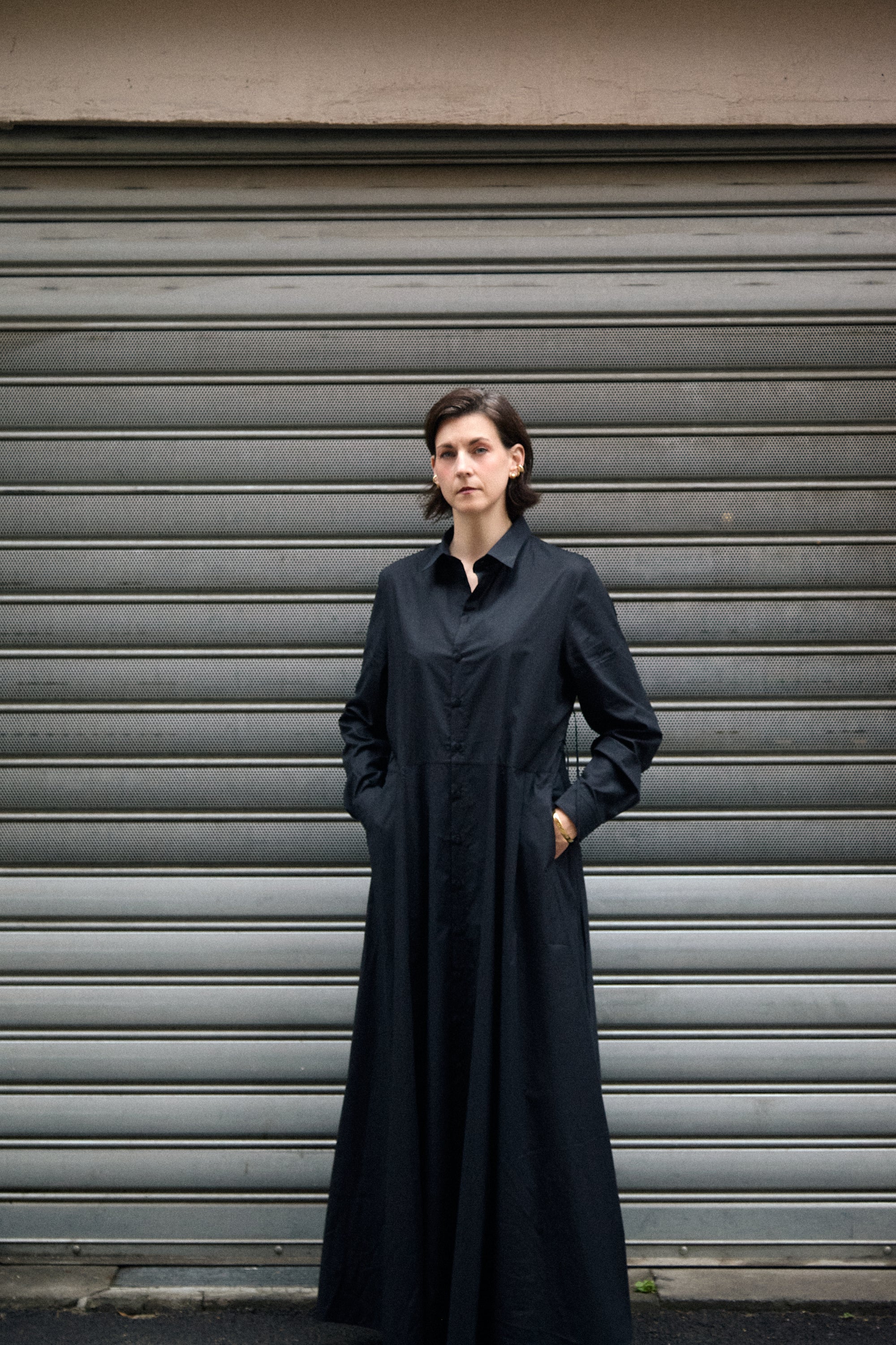 Full-Length Shirt Dress in black with hands in the side pockets - Maison Marron et amis