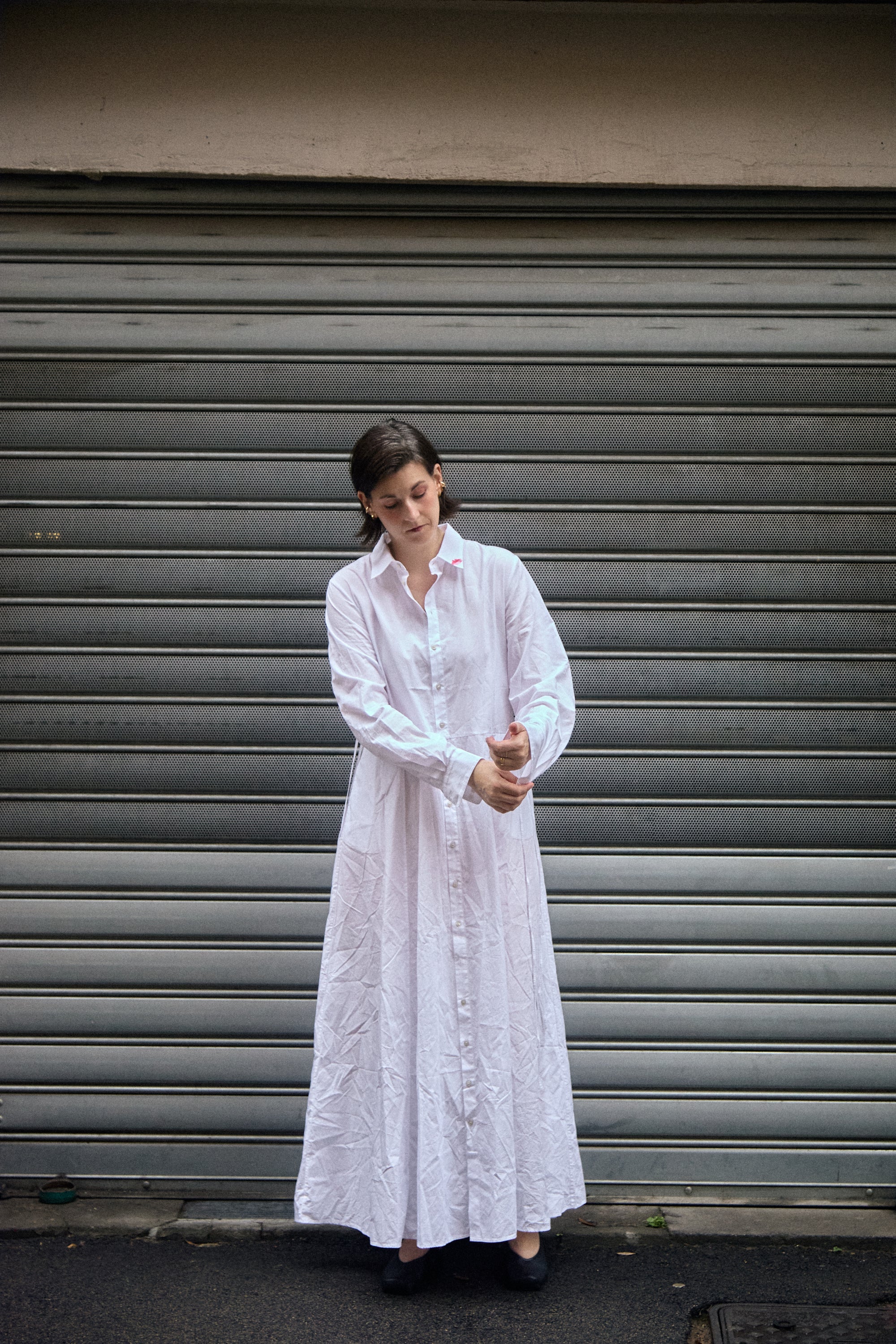 Full-Length Shirt Dress in white, full length in front of a shutter - Maison Marron et amis