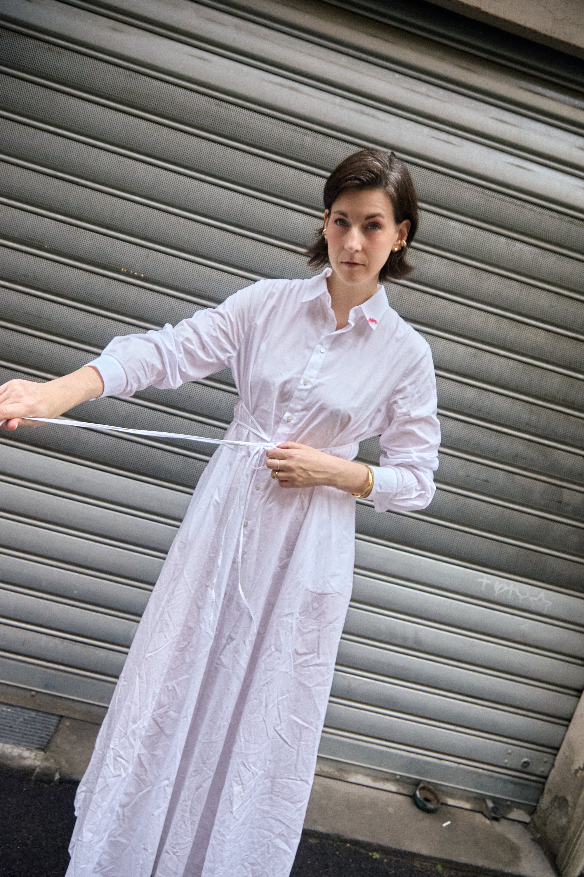 Full-Length Shirt Dress in white, pulling the waist tie - Maison Marron et amis