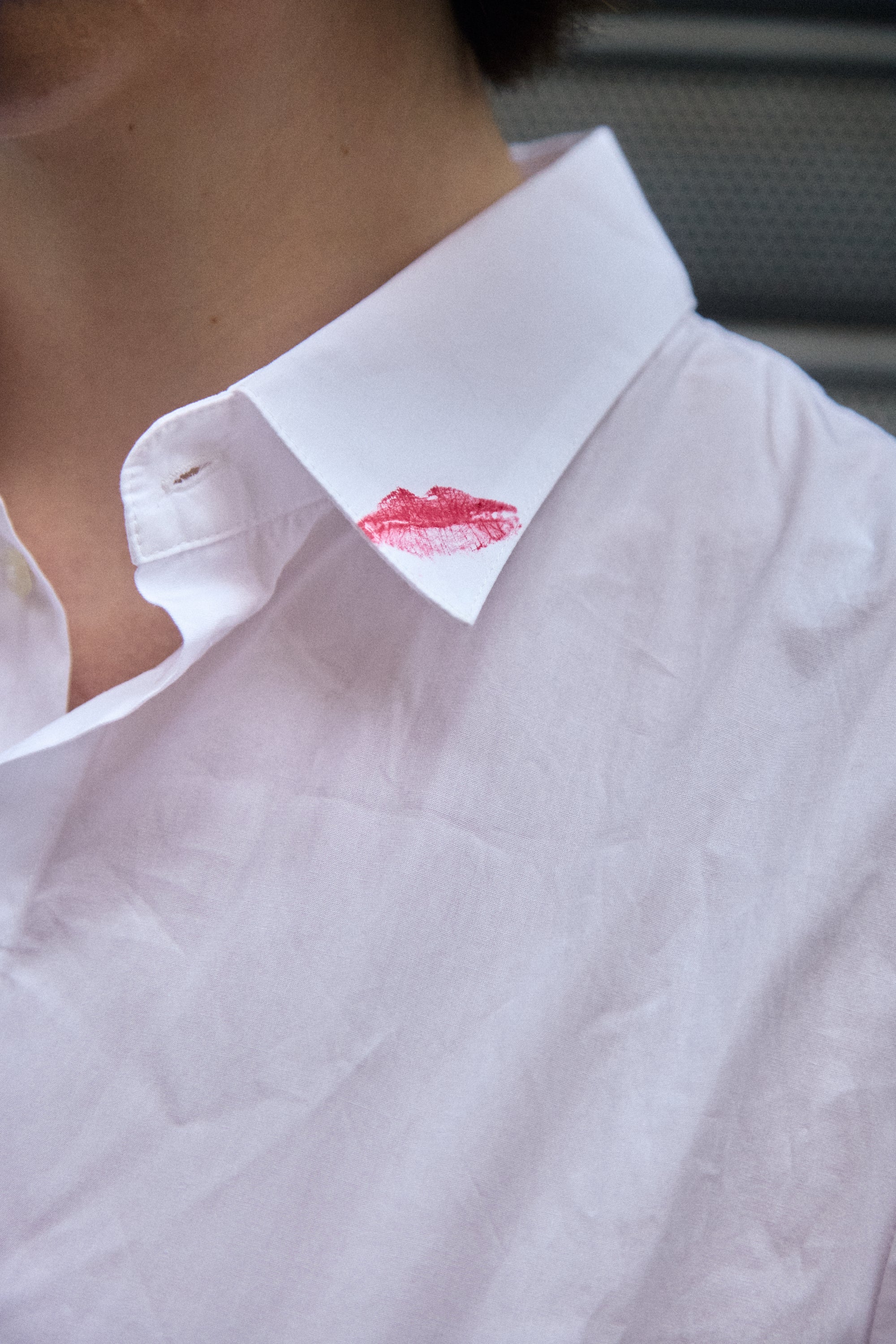 Full-Length Shirt Dress in white, collar detail with the red lips print - Maison Marron et amis