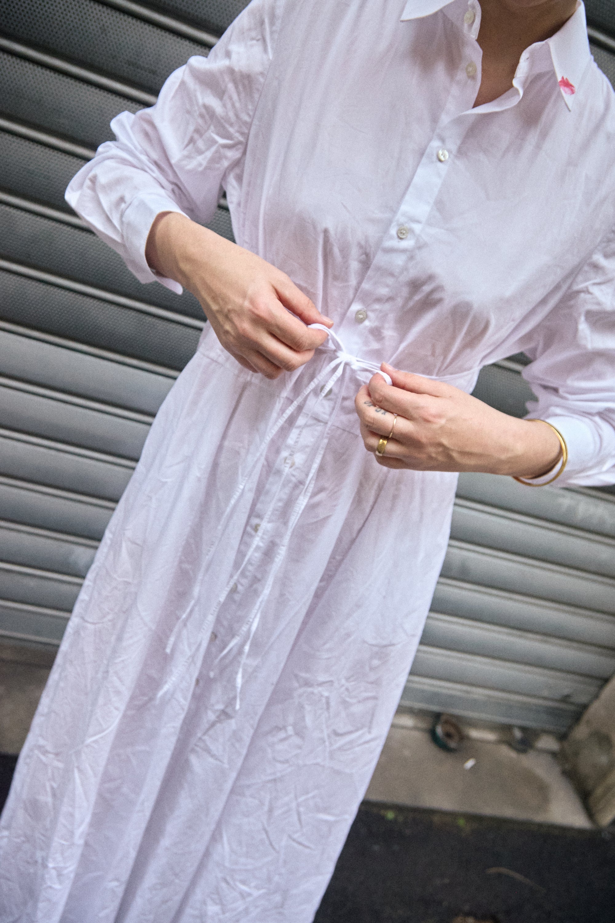 Full-Length Shirt Dress in white, detail of the hidden waist tunnel - Maison Marron et amis