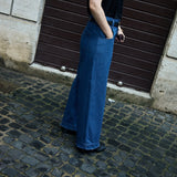 Denim n°1 Jeans, side view with hand in the deep pocket - Maison Marron et amis