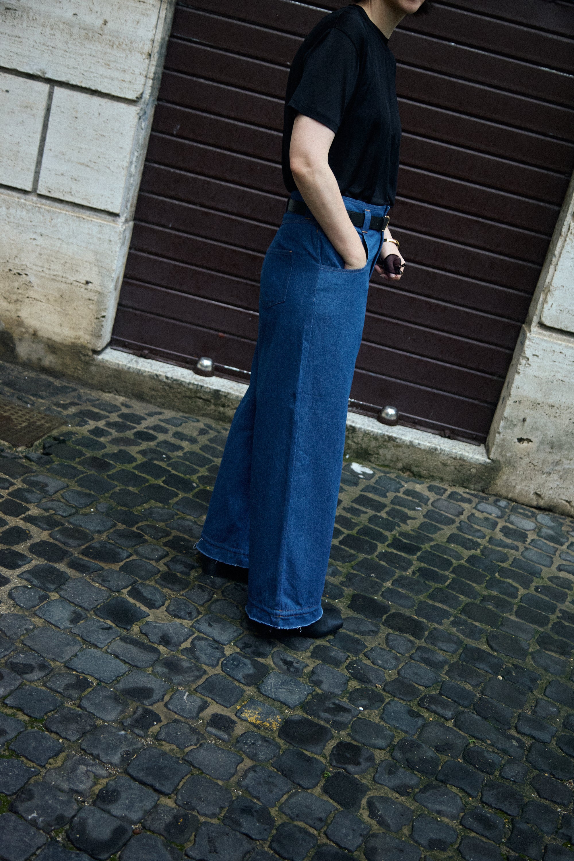 Denim n°1 Jeans, side view with hand in the deep pocket - Maison Marron et amis