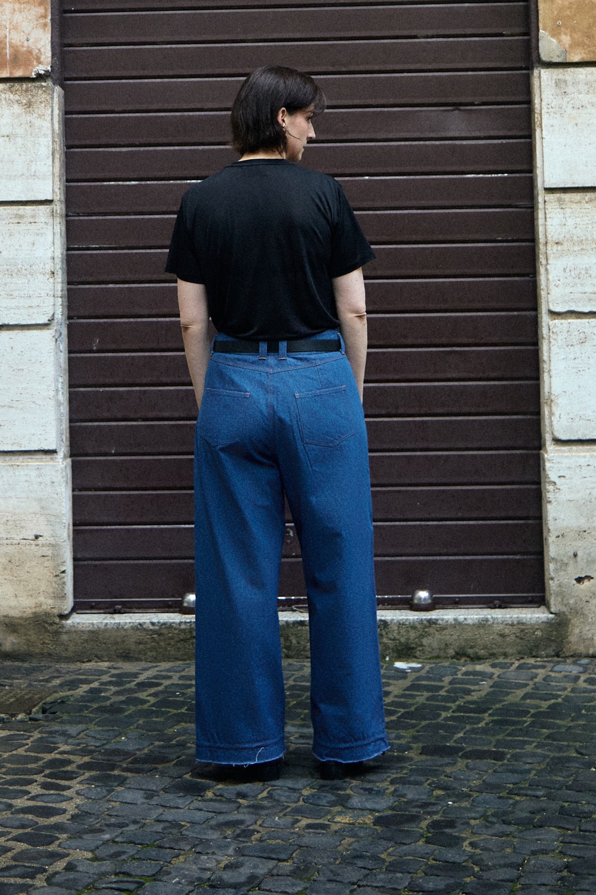 Denim n°1 Jeans, back view on cobblestones - Maison Marron et amis