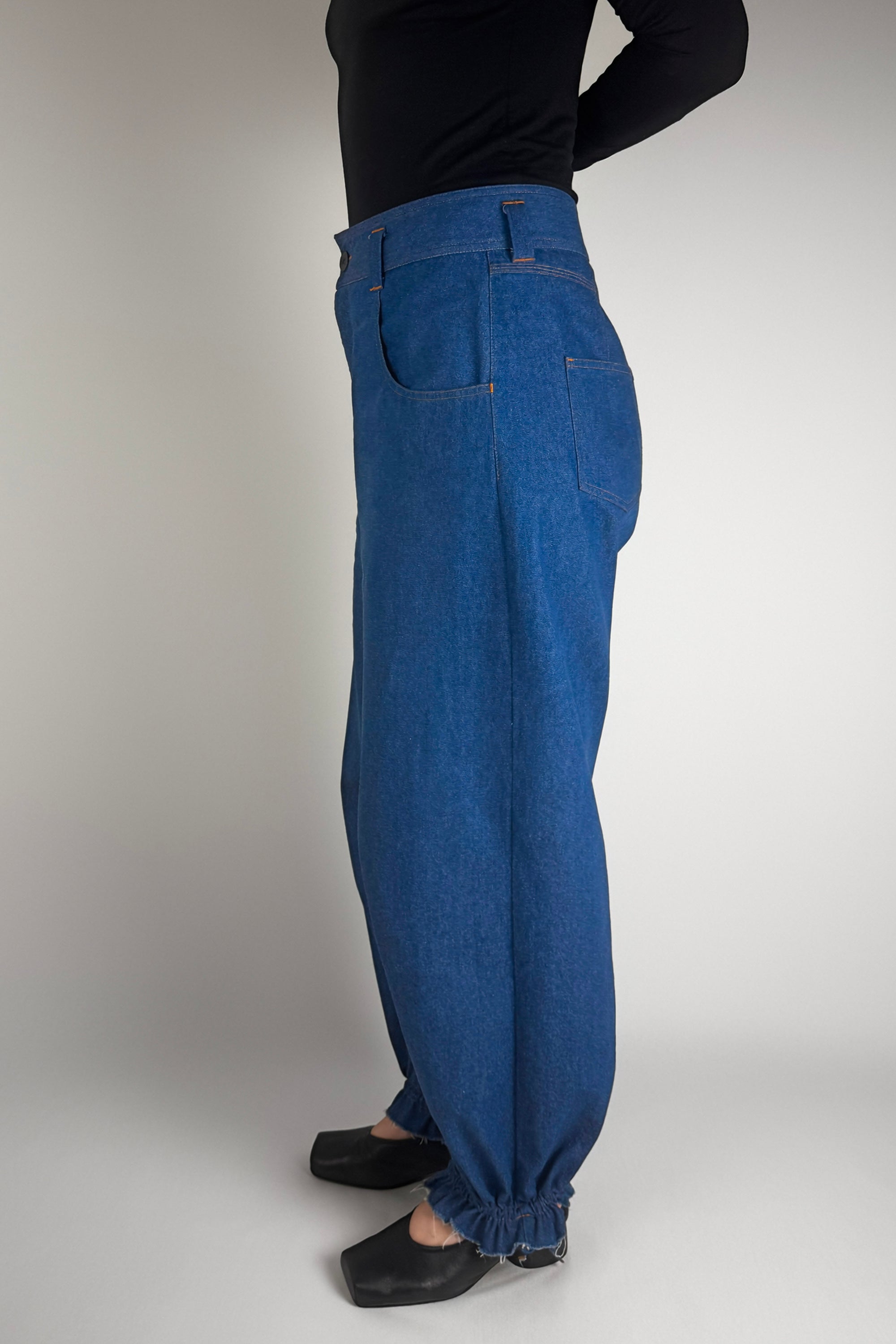 Denim n°1 Jeans, side view with the hem gathered by the inner drawstring - Maison Marron et amis