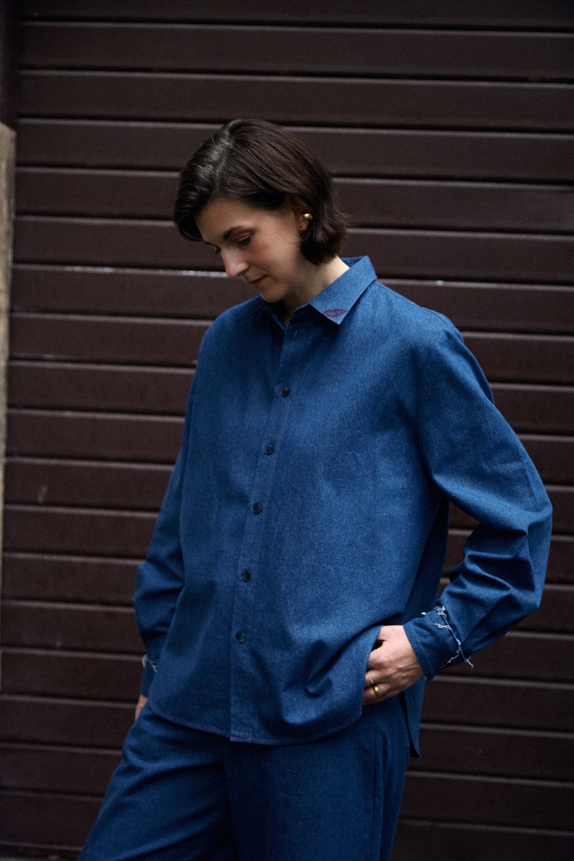 Denim Shirt in blue cotton denim, worn loose over the Denim n°1 Jeans - Maison Marron et amis