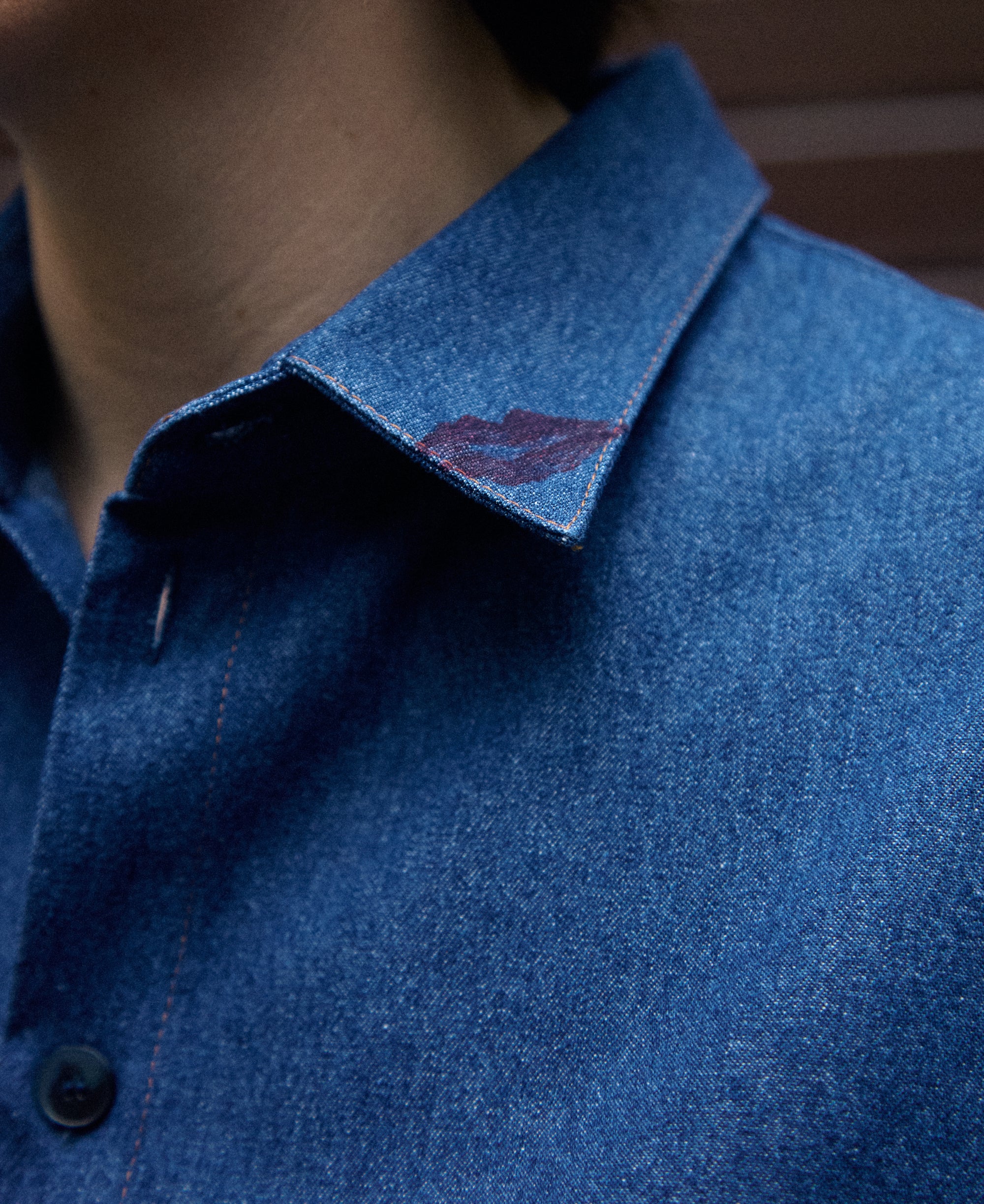 Denim Shirt collar detail with the small lips print - Maison Marron et amis