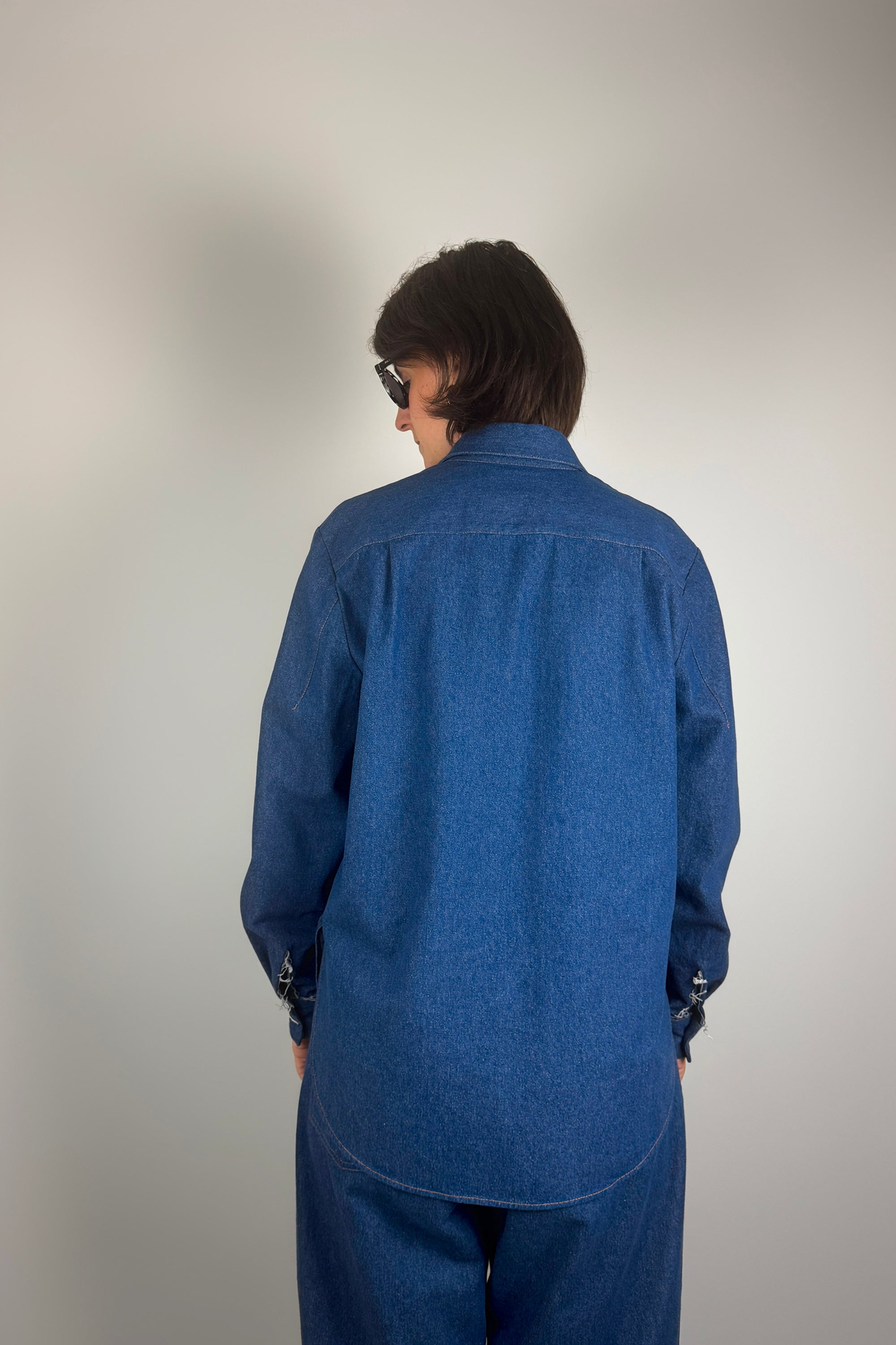 Denim Shirt, back view with the rounded hem - Maison Marron et amis