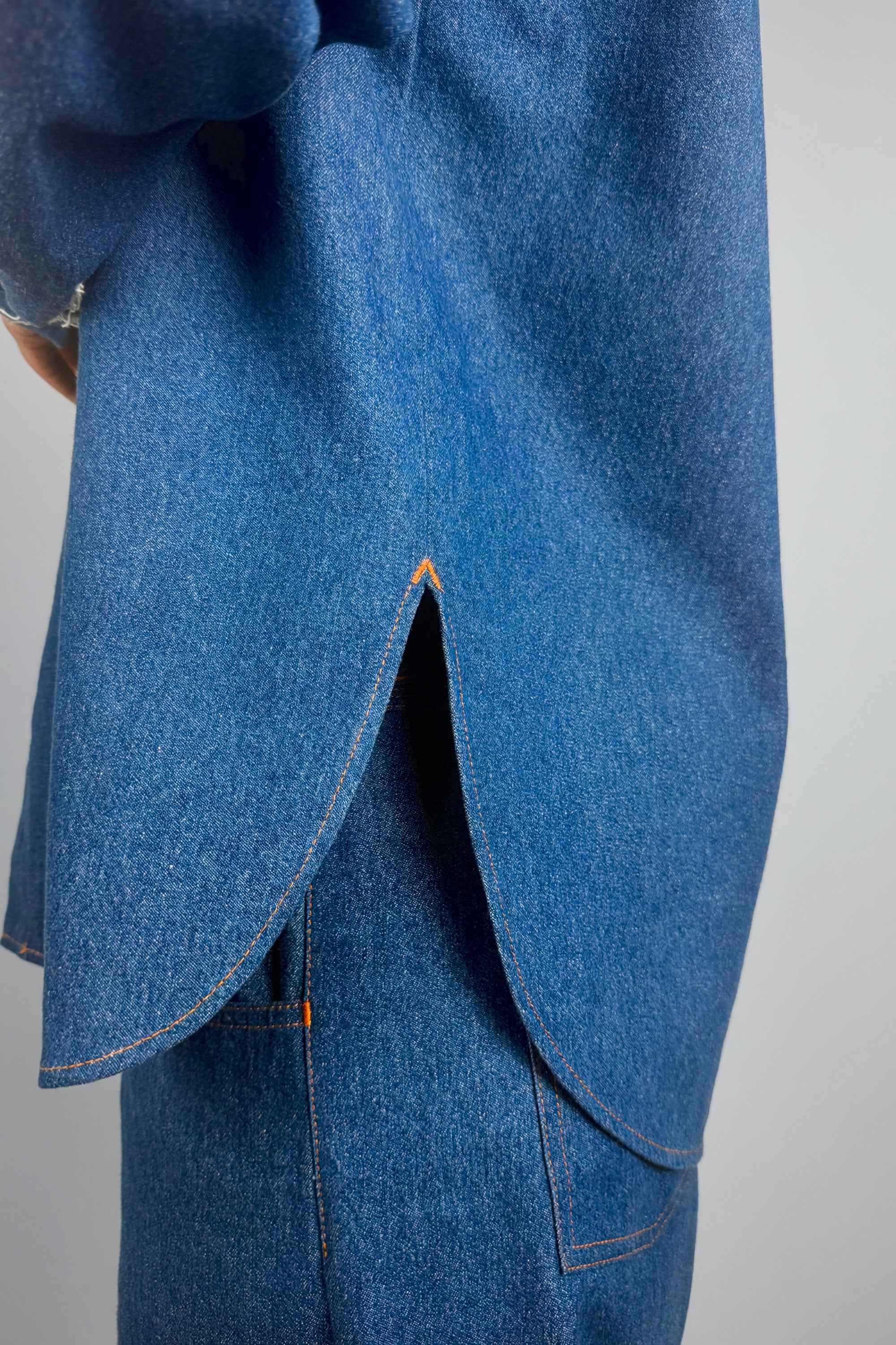 Denim Shirt detail, the deeply rounded hem - Maison Marron et amis