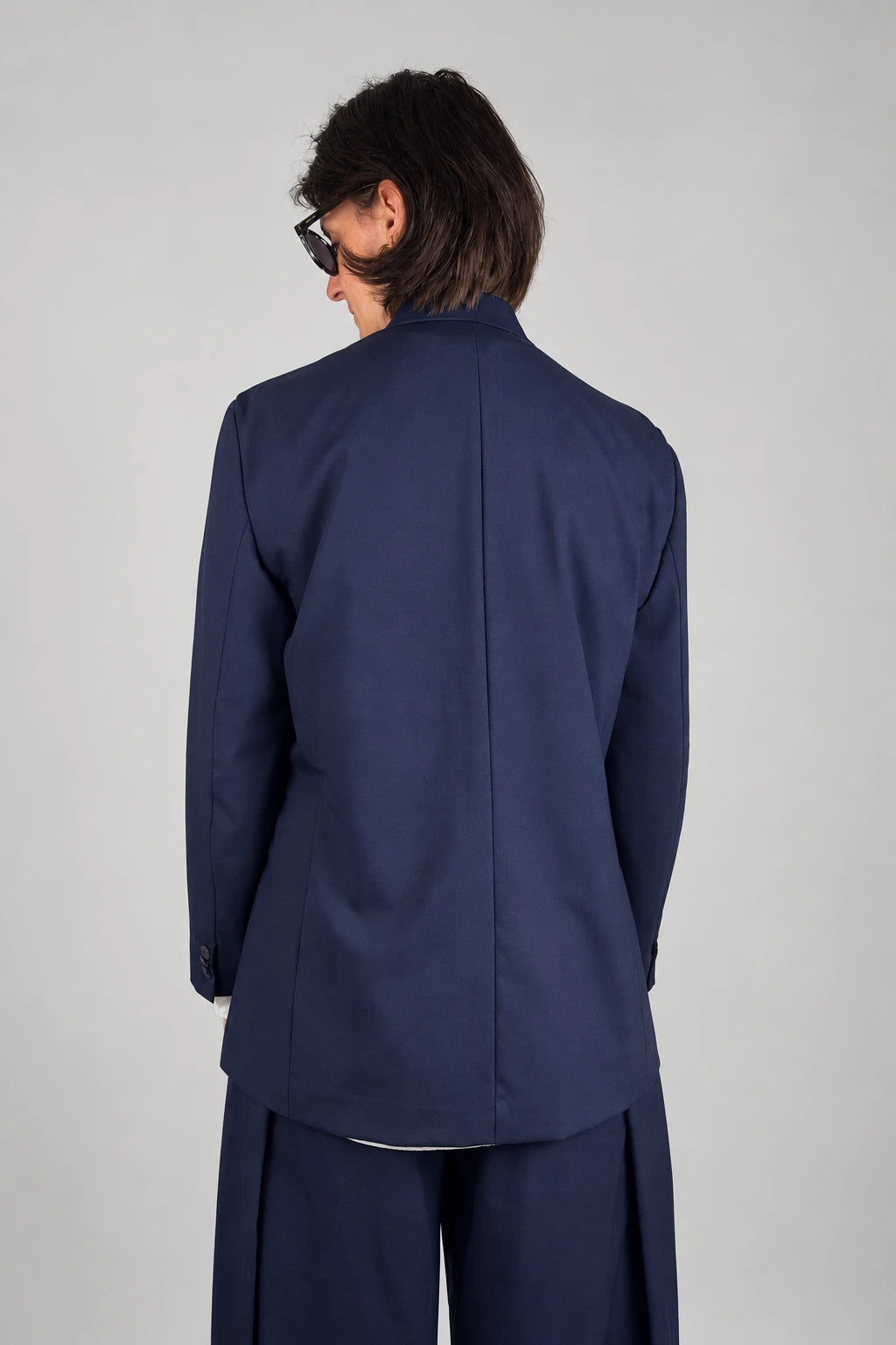 Open Side Blazer in navy, back view - Maison Marron et amis