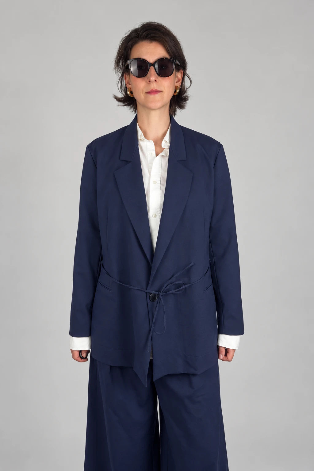 Open Side Blazer in navy, front view belted over a white shirt - Maison Marron et amis