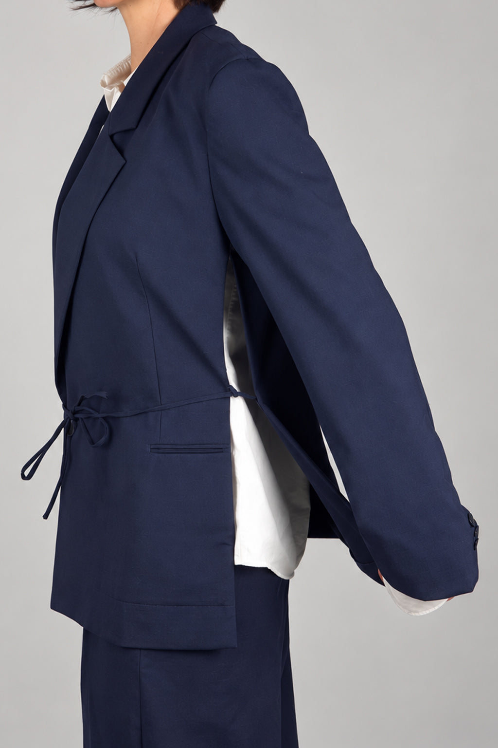 Open Side Blazer in navy, side view with the arm raised and the side seam open - Maison Marron et amis