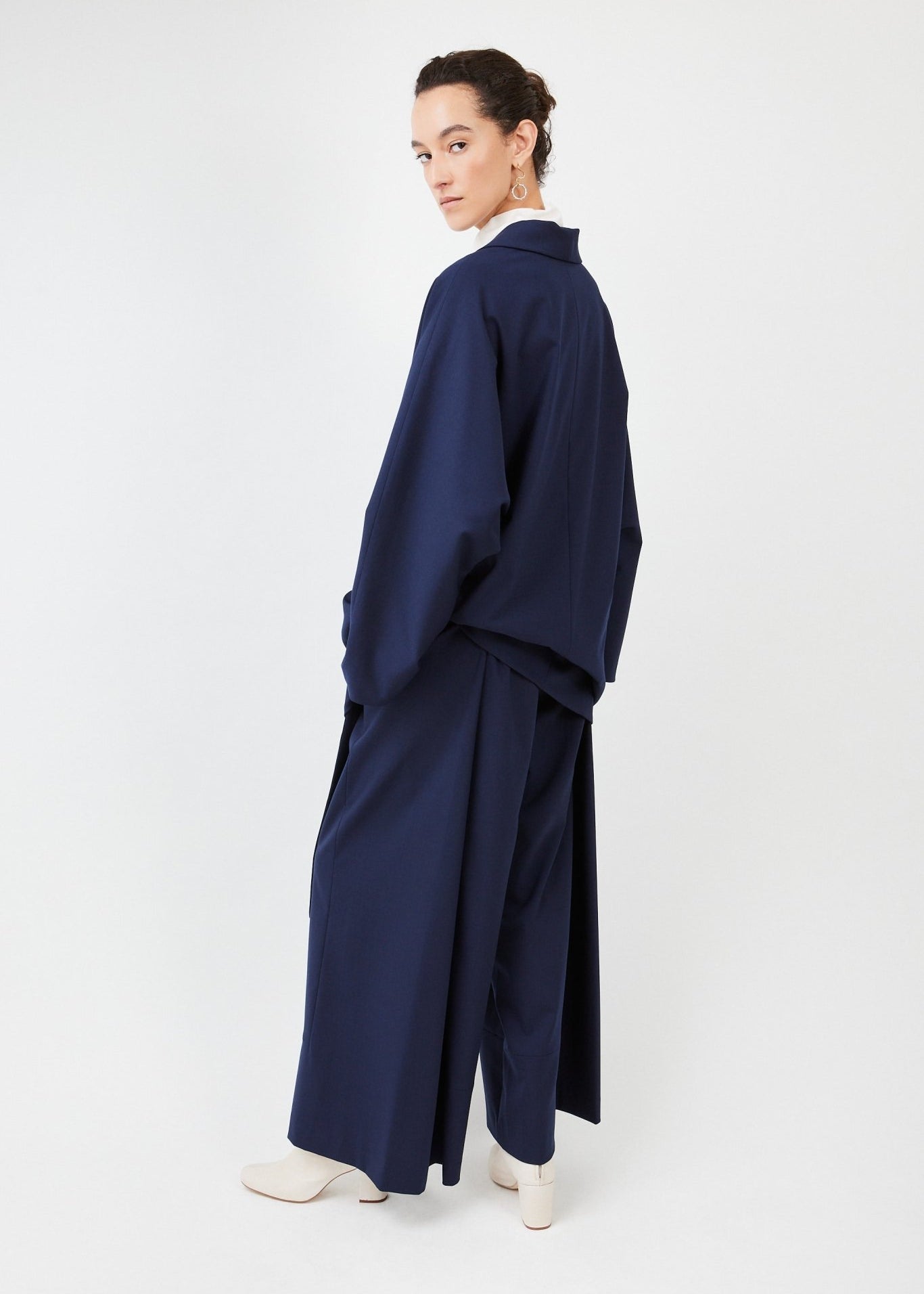 Reversible hybrid suit jacket for women in black with oversized fit and kimono-inspired sleeves, crafted from premium wool blend- Navy - Maison Marron et amis