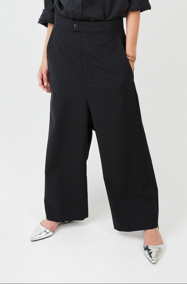 Low Crotch Trousers  – tailored fit with relaxed silhouette| Black - Maison Marron et amis