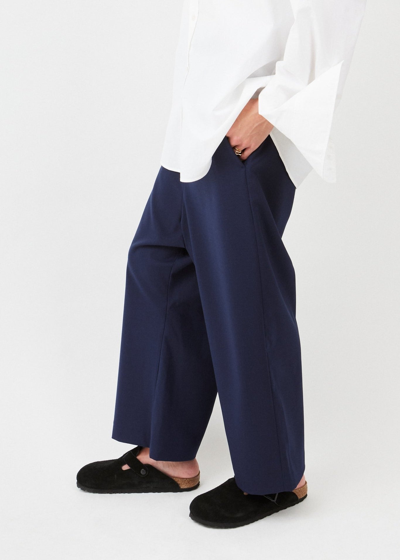 Low Crotch Trousers  – tailored fit with relaxed silhouette| Navy - Maison Marron et amis