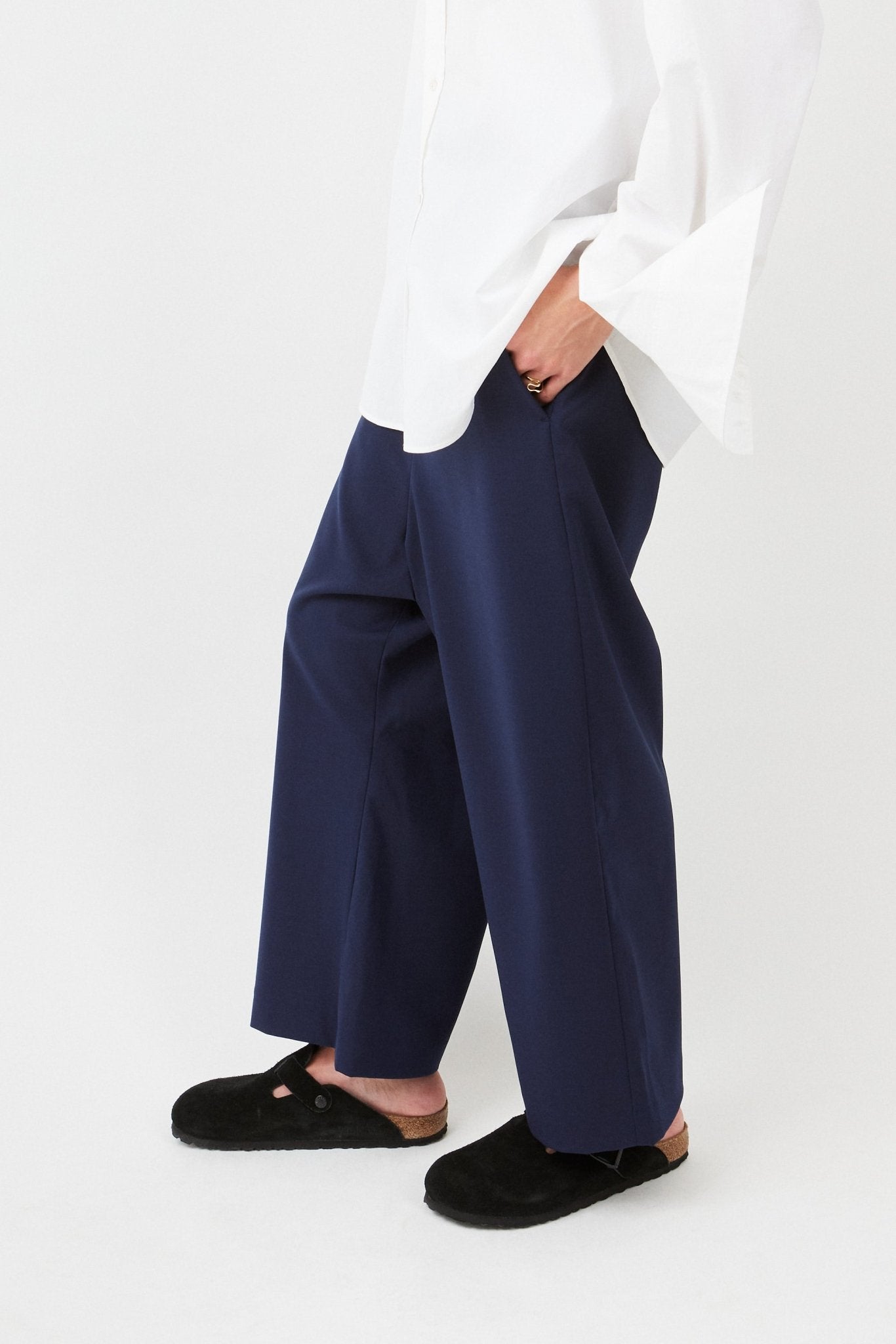 Low Crotch Trousers  – tailored fit with relaxed silhouette| Navy - Maison Marron et amis