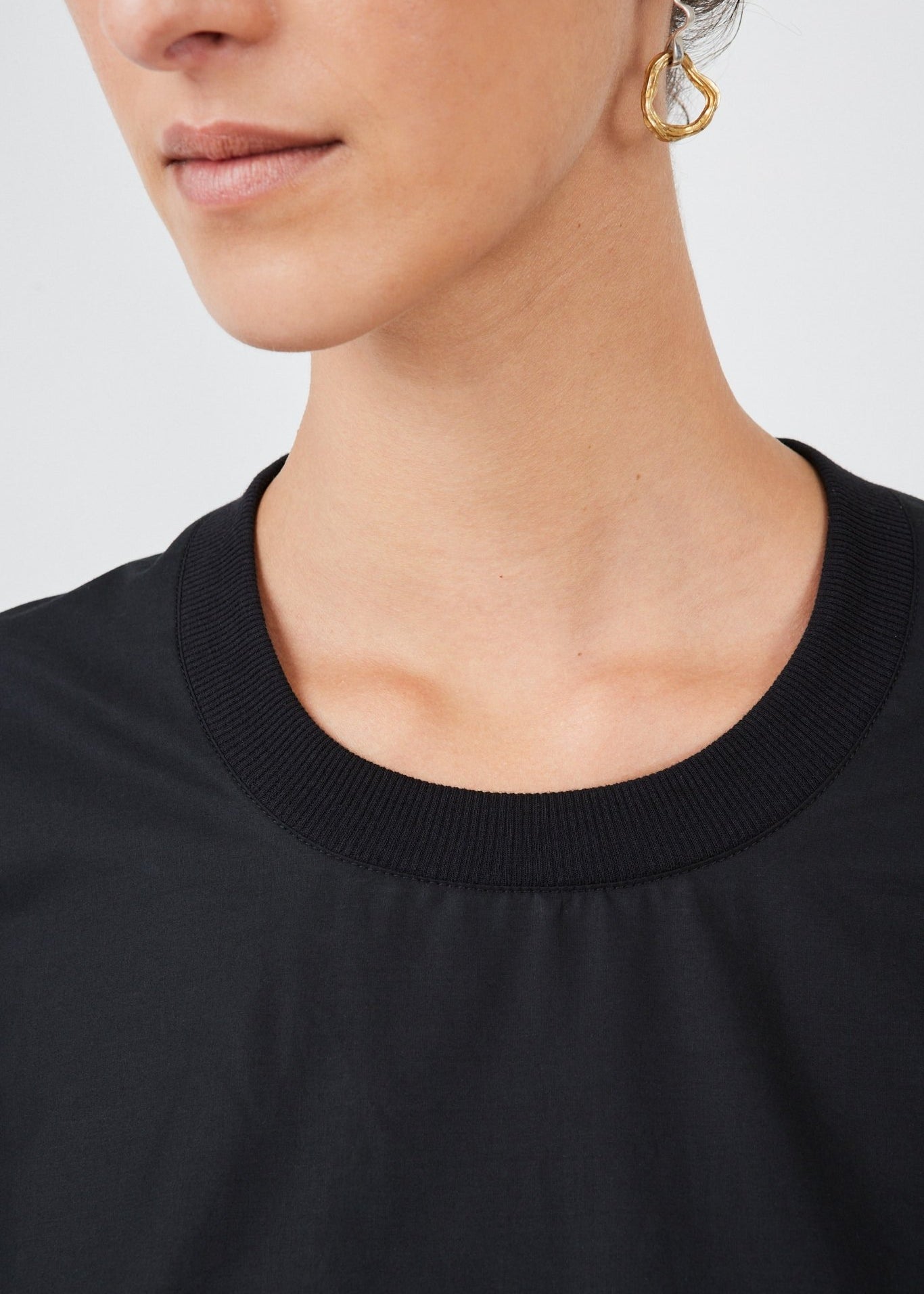 Classic ribbed collar on black poplin T-shirt – luxury meets sustainability- Maison Marron et amis