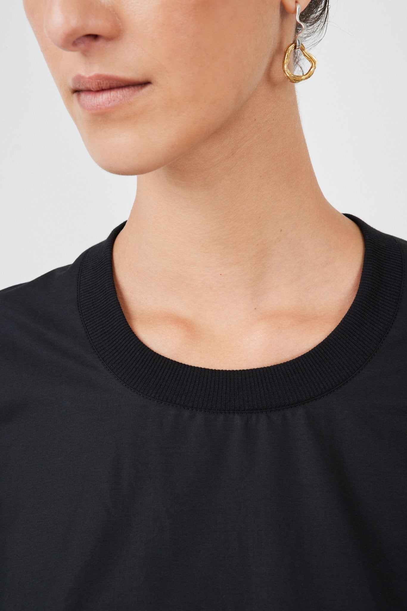 Classic ribbed collar on black poplin T-shirt – luxury meets sustainability- Maison Marron et amis
