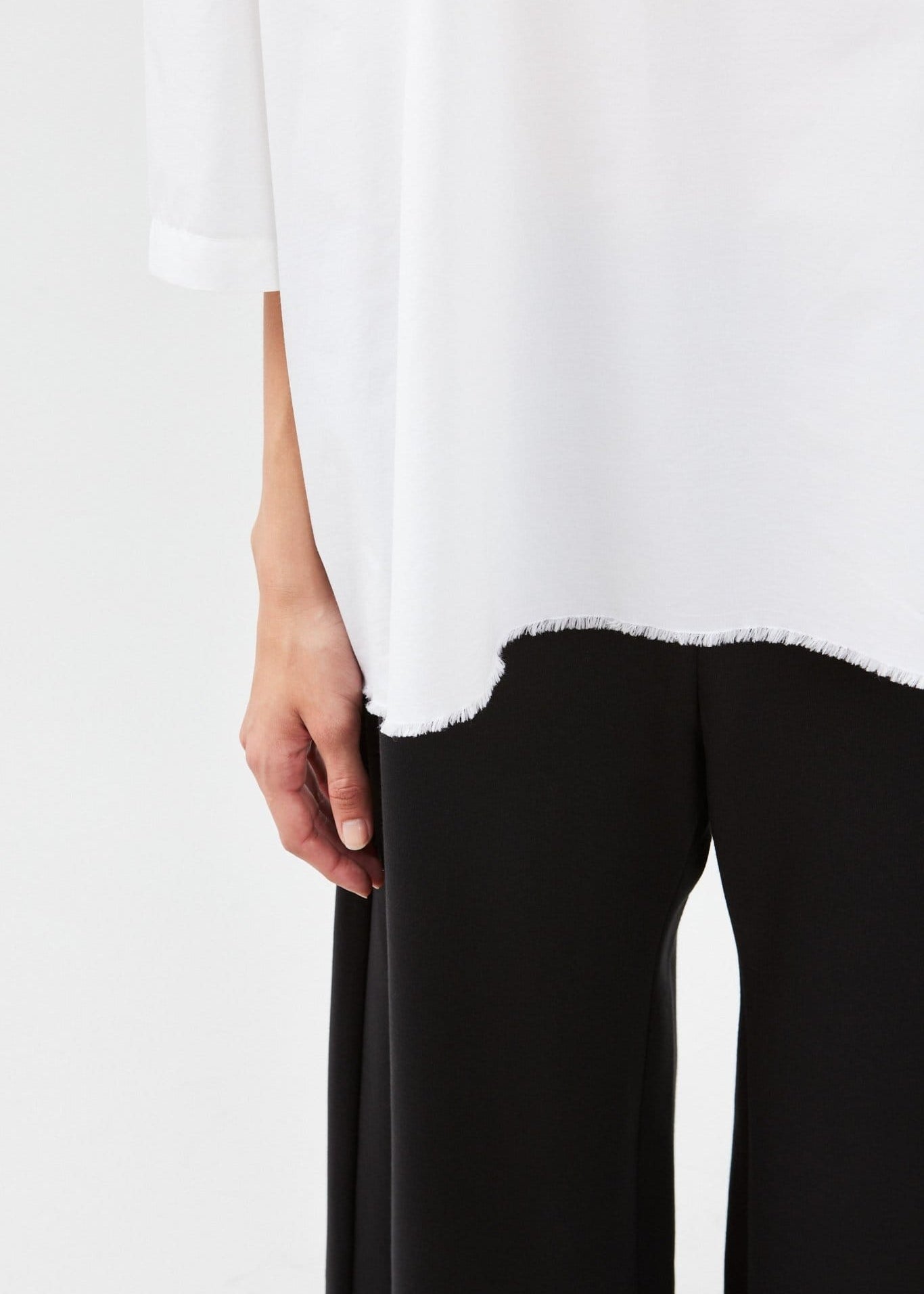 Selvedge hem detail on white poplin T-shirt – structured, sustainable cotton- Maison Marron et amis