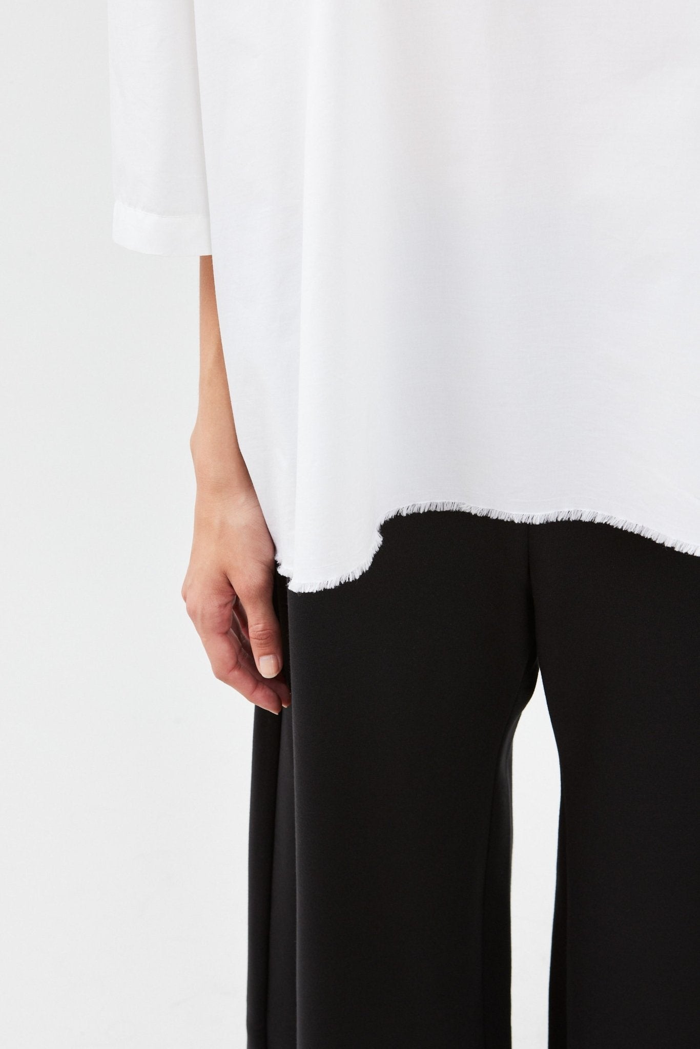 Selvedge hem detail on white poplin T-shirt – structured, sustainable cotton- Maison Marron et amis