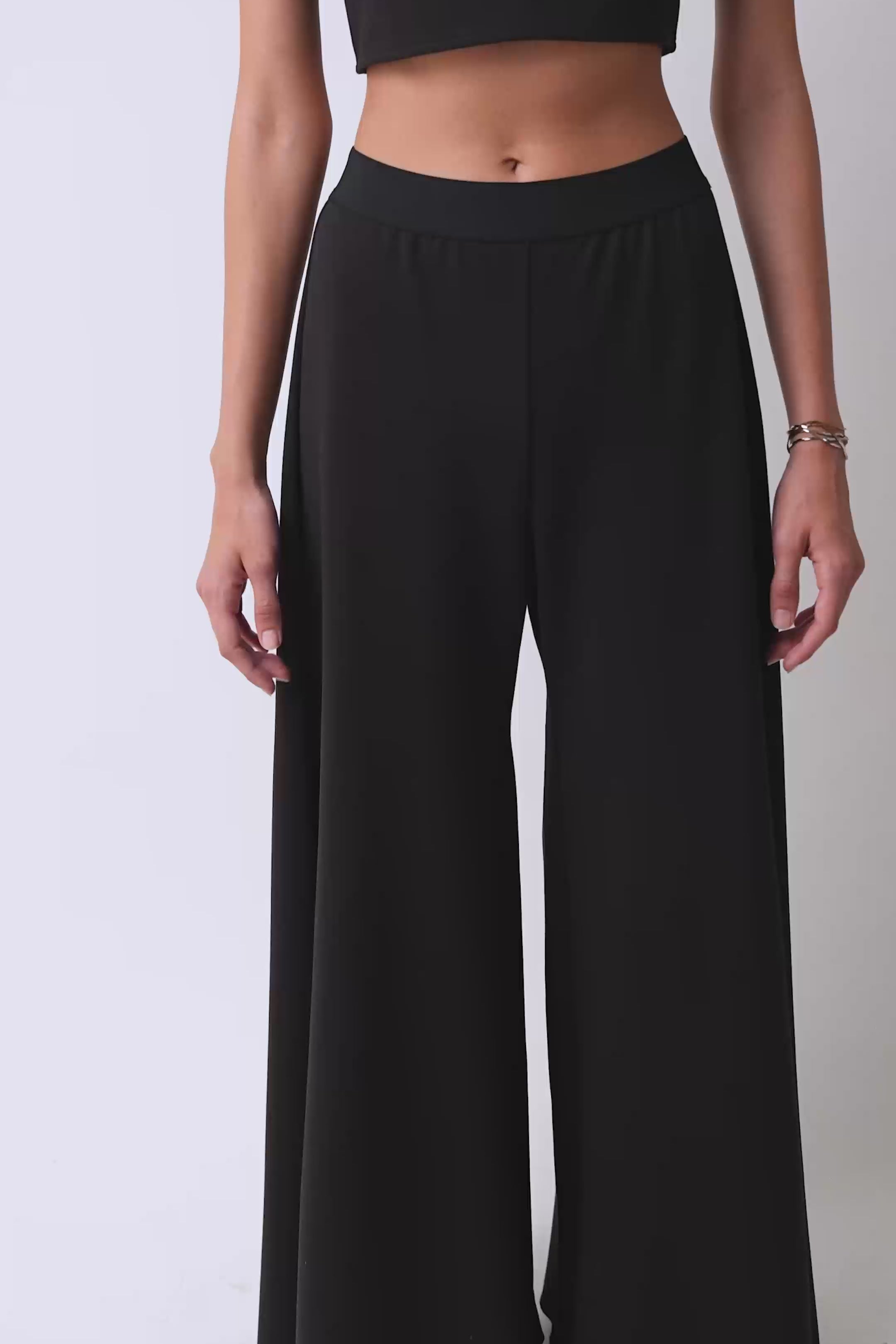 Video: black wide leg trousers in movement - Maison Marron et amis
