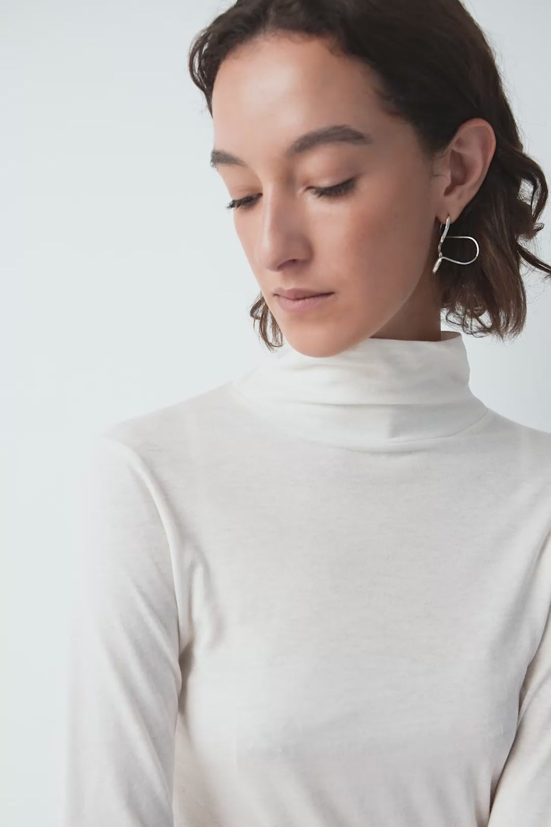 Video: off-white cotton turtleneck in movement - Maison Marron et amis