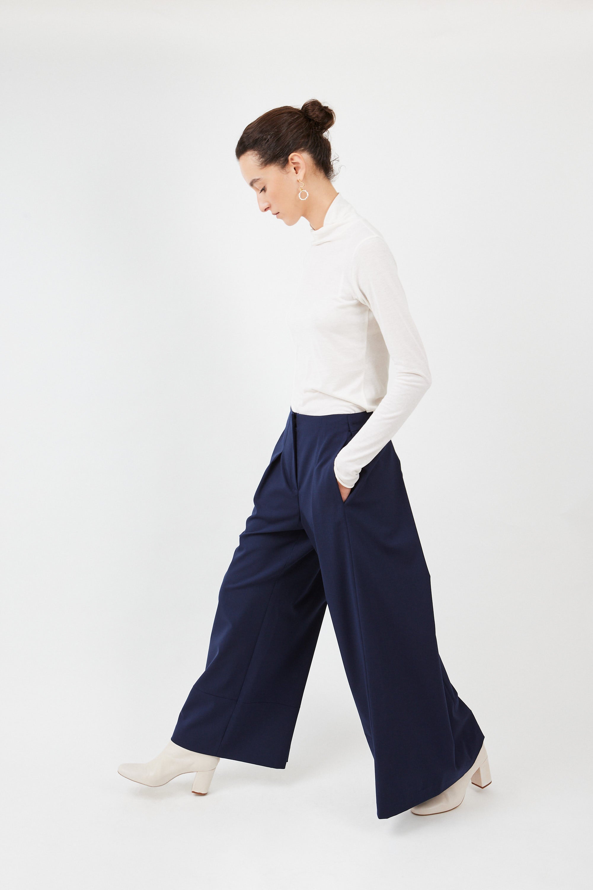 Video: navy tailored suit trousers with rear pleat in movement - Maison Marron et amis