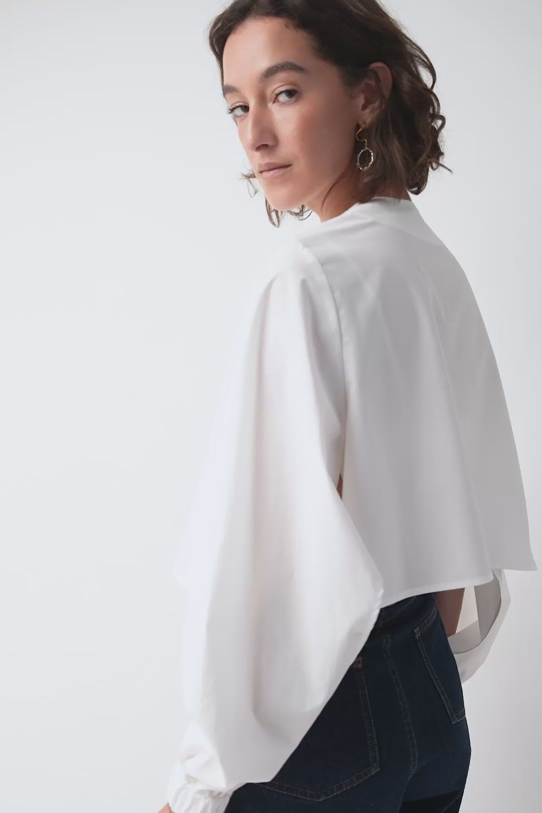 Video: white poplin shirt cape in movement - Maison Marron et amis