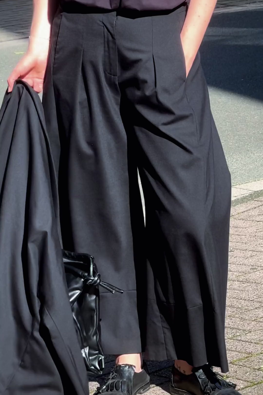 Video: black tailored suit trousers with rear pleat in movement - Maison Marron et amis