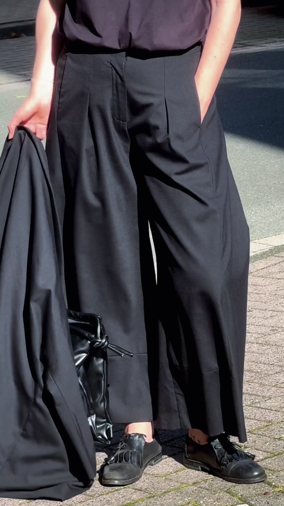 Video: black tailored suit trousers with rear pleat in movement - Maison Marron et amis